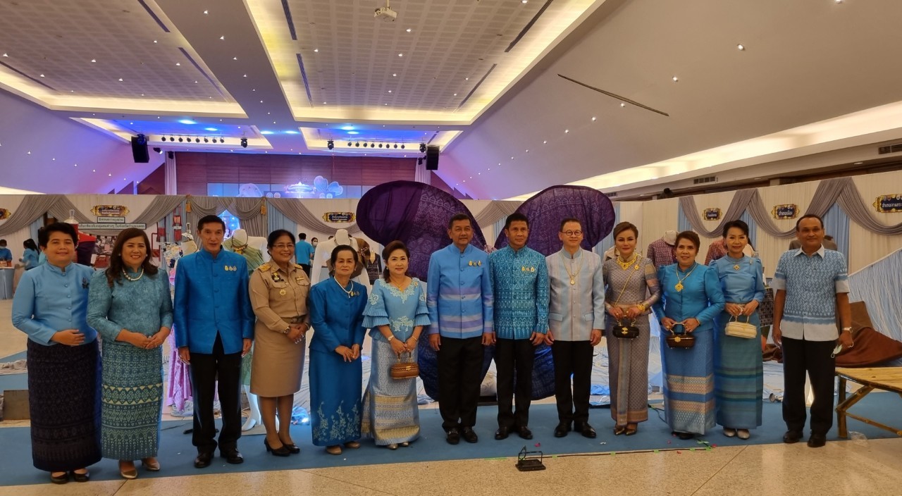 อลังการ! “รวมพลังสตรี อนุรักษ์ผ้าถิ่นไทย ดำรงไว้ในแผ่นดินกำแพงเพชร เนื่องในวันเฉลิมพระชนมพรรษา พระบรมราชชนนีพันปีหลวง”