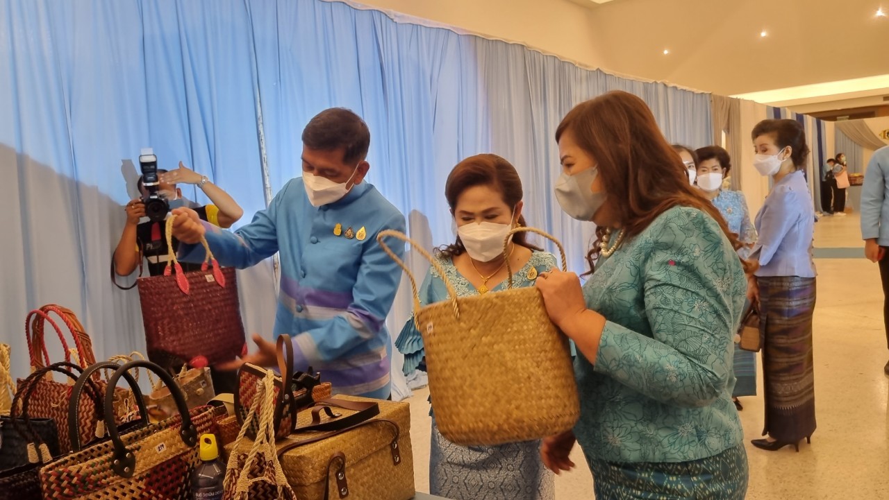 อลังการ! “รวมพลังสตรี อนุรักษ์ผ้าถิ่นไทย ดำรงไว้ในแผ่นดินกำแพงเพชร เนื่องในวันเฉลิมพระชนมพรรษา พระบรมราชชนนีพันปีหลวง”