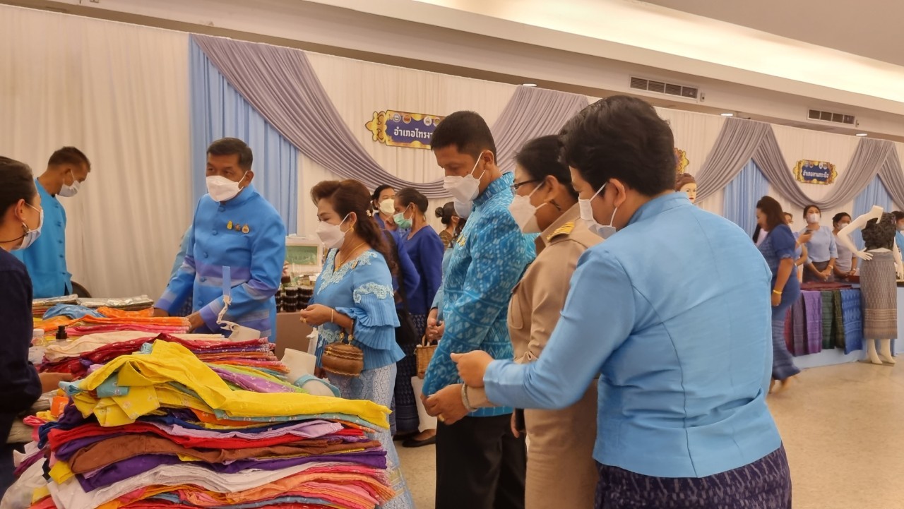อลังการ! “รวมพลังสตรี อนุรักษ์ผ้าถิ่นไทย ดำรงไว้ในแผ่นดินกำแพงเพชร เนื่องในวันเฉลิมพระชนมพรรษา พระบรมราชชนนีพันปีหลวง”