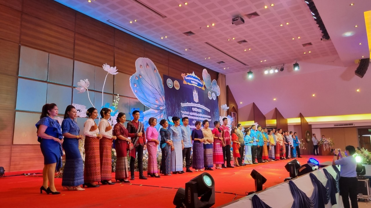 อลังการ! “รวมพลังสตรี อนุรักษ์ผ้าถิ่นไทย ดำรงไว้ในแผ่นดินกำแพงเพชร เนื่องในวันเฉลิมพระชนมพรรษา พระบรมราชชนนีพันปีหลวง”