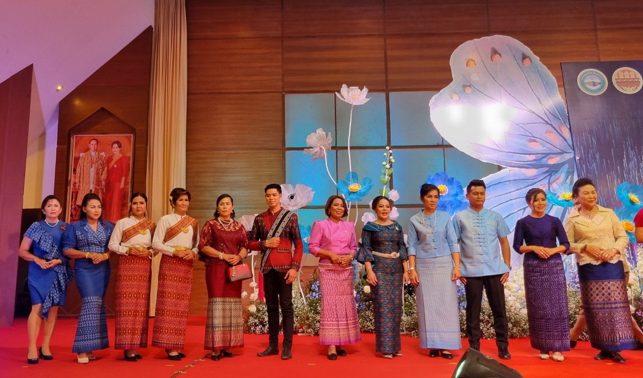 อลังการ! “รวมพลังสตรี อนุรักษ์ผ้าถิ่นไทย ดำรงไว้ในแผ่นดินกำแพงเพชร เนื่องในวันเฉลิมพระชนมพรรษา พระบรมราชชนนีพันปีหลวง”