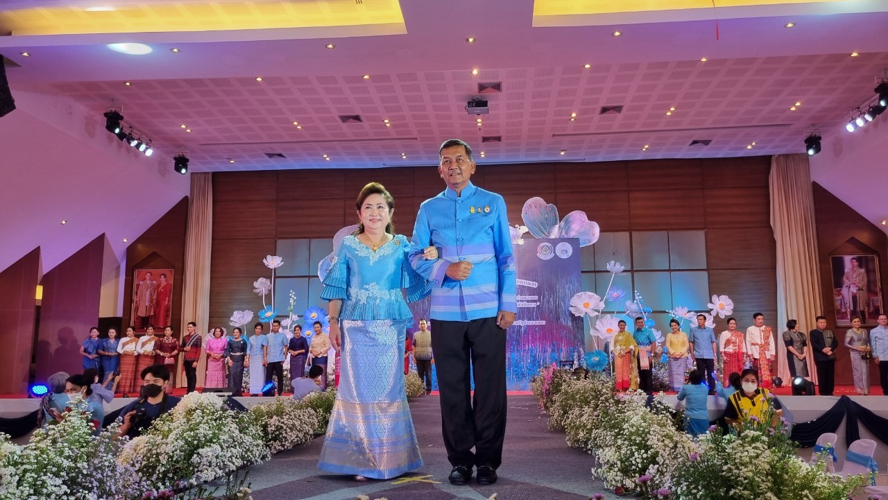 อลังการ! “รวมพลังสตรี อนุรักษ์ผ้าถิ่นไทย ดำรงไว้ในแผ่นดินกำแพงเพชร เนื่องในวันเฉลิมพระชนมพรรษา พระบรมราชชนนีพันปีหลวง”