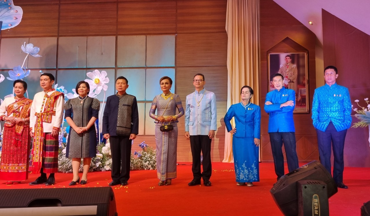 อลังการ! “รวมพลังสตรี อนุรักษ์ผ้าถิ่นไทย ดำรงไว้ในแผ่นดินกำแพงเพชร เนื่องในวันเฉลิมพระชนมพรรษา พระบรมราชชนนีพันปีหลวง”