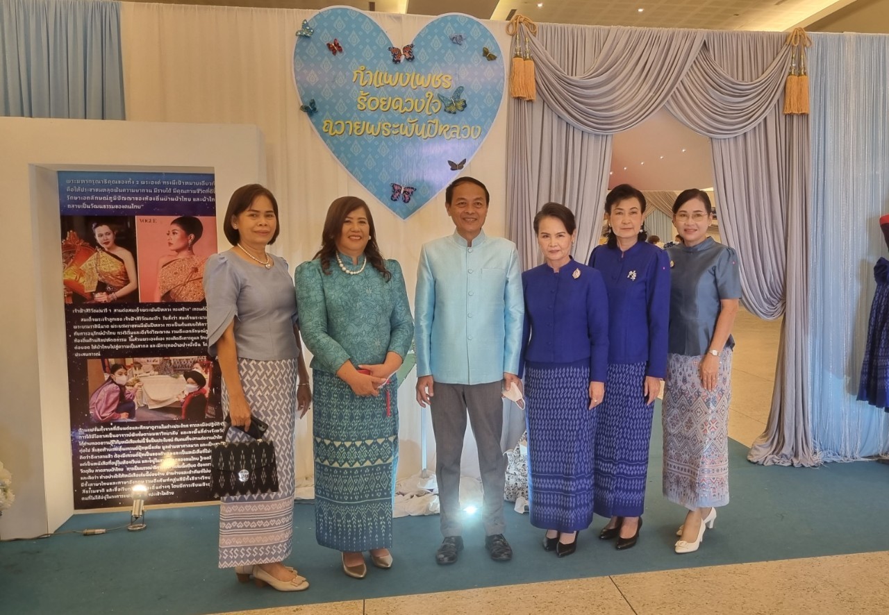 อลังการ! “รวมพลังสตรี อนุรักษ์ผ้าถิ่นไทย ดำรงไว้ในแผ่นดินกำแพงเพชร เนื่องในวันเฉลิมพระชนมพรรษา พระบรมราชชนนีพันปีหลวง”