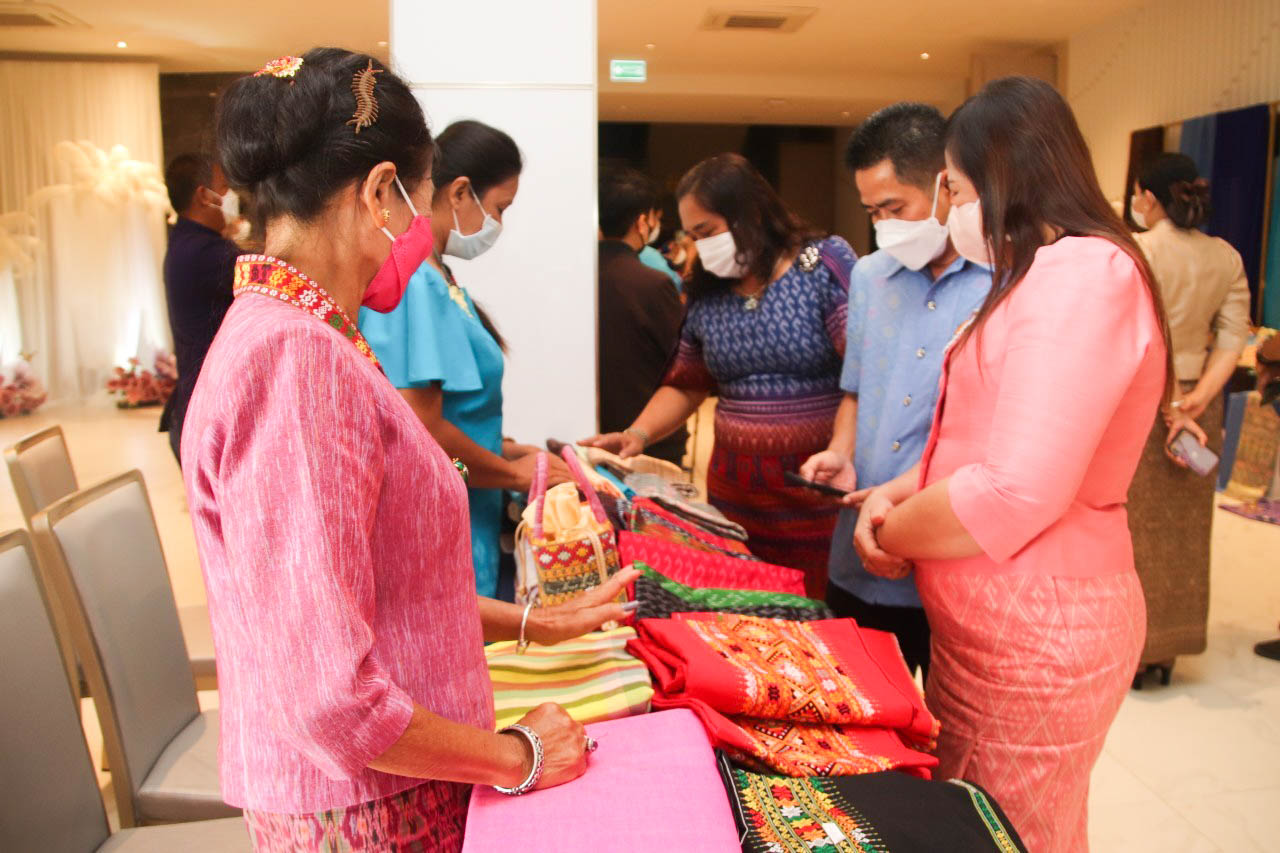 พช.กำแพงเพชร ร่วมโครงการสตรีภาคเหนือเมืองงาม สามวัฒนธรรม สืบสานส่งเสริมภูษาศิลป์ ก้าวไกลสู่สากล