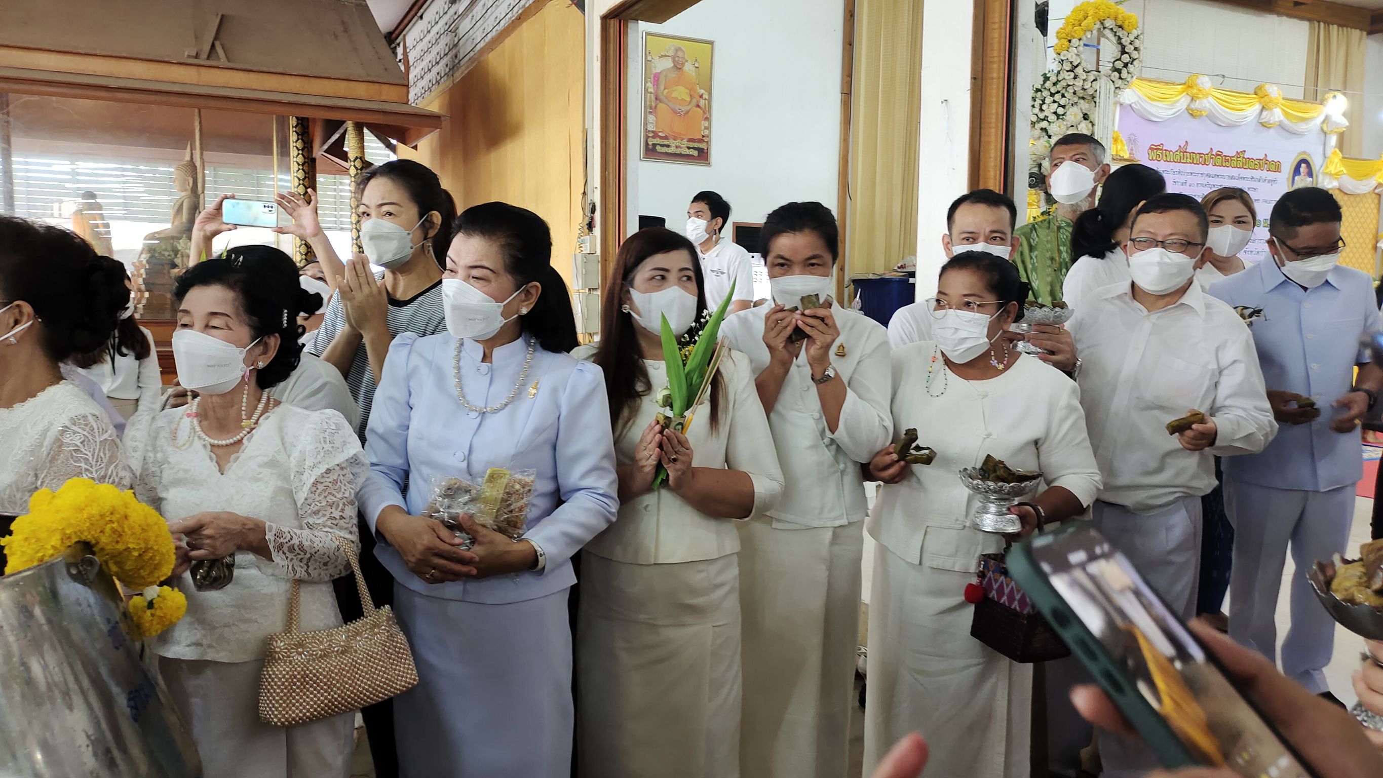 พช.กำแพงเพชร ร่วมสืบสานประเพณีโบราณทำบุญใส่บาตรข้าวต้มลูกโยน พร้อมนำขนมกระยาสารทและกล้วยไข่ถวายพระสงฆ์ เนื่องในเทศกาลสารทไทย