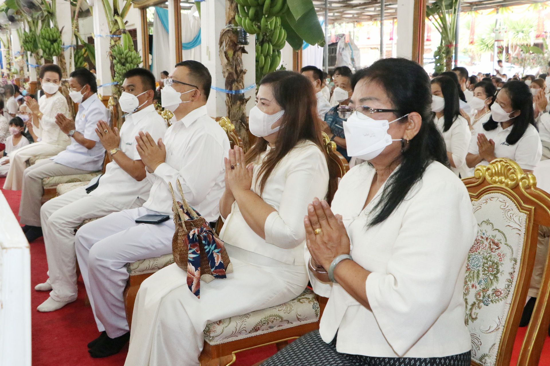 พช.กำแพงเพชร ร่วมสืบสานประเพณีโบราณทำบุญใส่บาตรข้าวต้มลูกโยน พร้อมนำขนมกระยาสารทและกล้วยไข่ถวายพระสงฆ์ เนื่องในเทศกาลสารทไทย