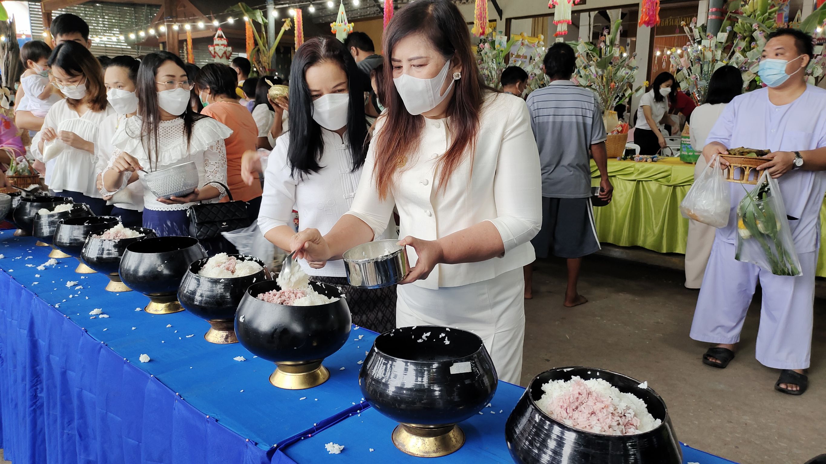 พช.กำแพงเพชร ร่วมสืบสานประเพณีโบราณทำบุญใส่บาตรข้าวต้มลูกโยน พร้อมนำขนมกระยาสารทและกล้วยไข่ถวายพระสงฆ์ เนื่องในเทศกาลสารทไทย