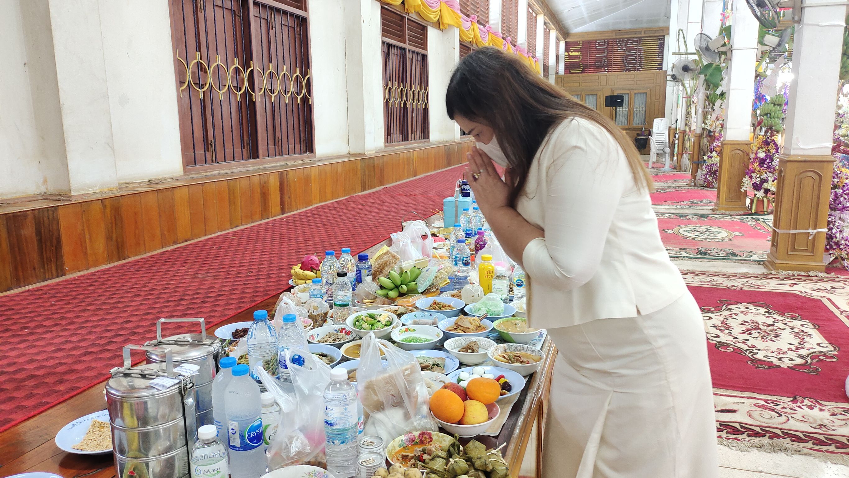 พช.กำแพงเพชร ร่วมสืบสานประเพณีโบราณทำบุญใส่บาตรข้าวต้มลูกโยน พร้อมนำขนมกระยาสารทและกล้วยไข่ถวายพระสงฆ์ เนื่องในเทศกาลสารทไทย