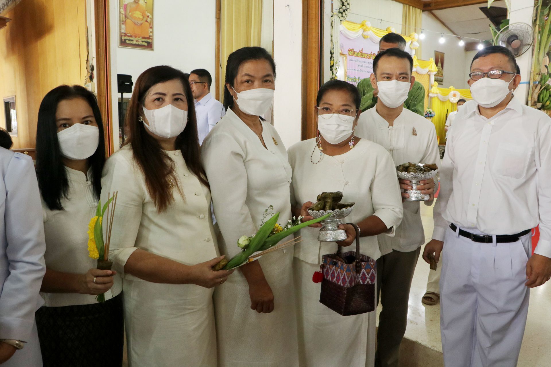 พช.กำแพงเพชร ร่วมสืบสานประเพณีโบราณทำบุญใส่บาตรข้าวต้มลูกโยน พร้อมนำขนมกระยาสารทและกล้วยไข่ถวายพระสงฆ์ เนื่องในเทศกาลสารทไทย