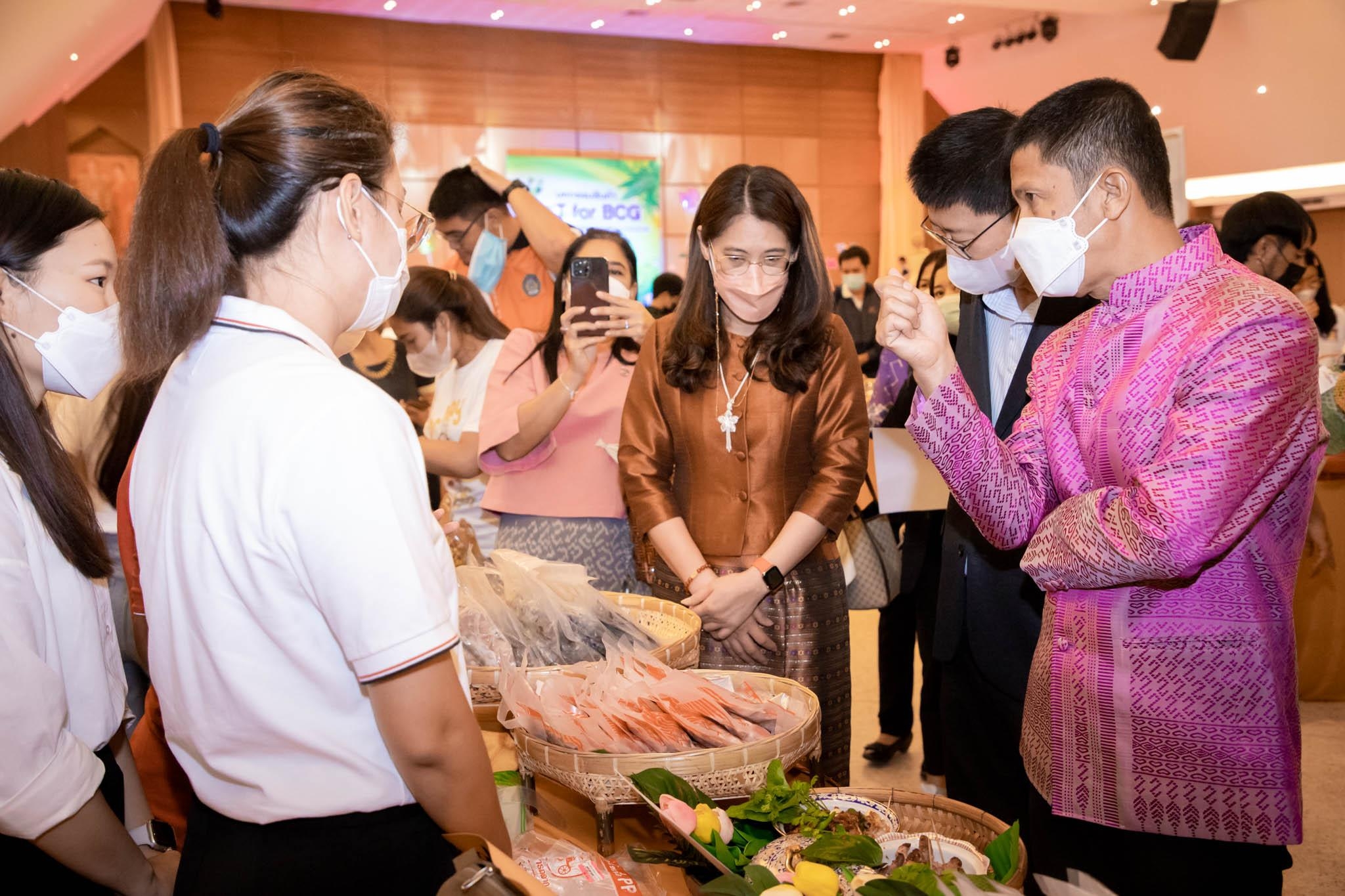 พช.กำแพงเพชร ร่วมพิธีเปิดนิทรรศการ “มหกรรมสินค้า U2T for BCG”