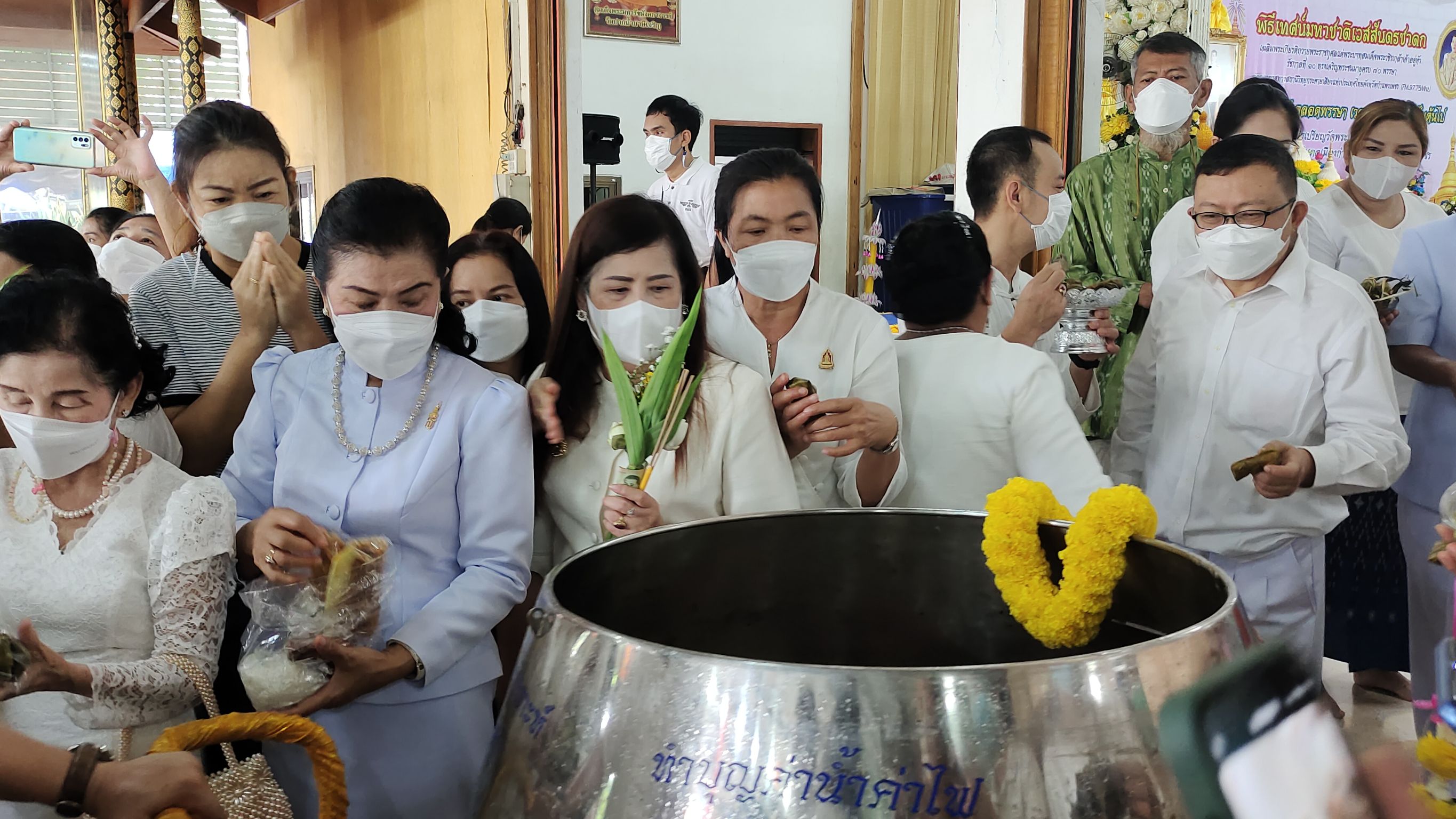 พช.กำแพงเพชร ร่วมสืบสานประเพณีโบราณทำบุญใส่บาตรข้าวต้มลูกโยน พร้อมนำขนมกระยาสารทและกล้วยไข่ถวายพระสงฆ์ เนื่องในเทศกาลสารทไทย