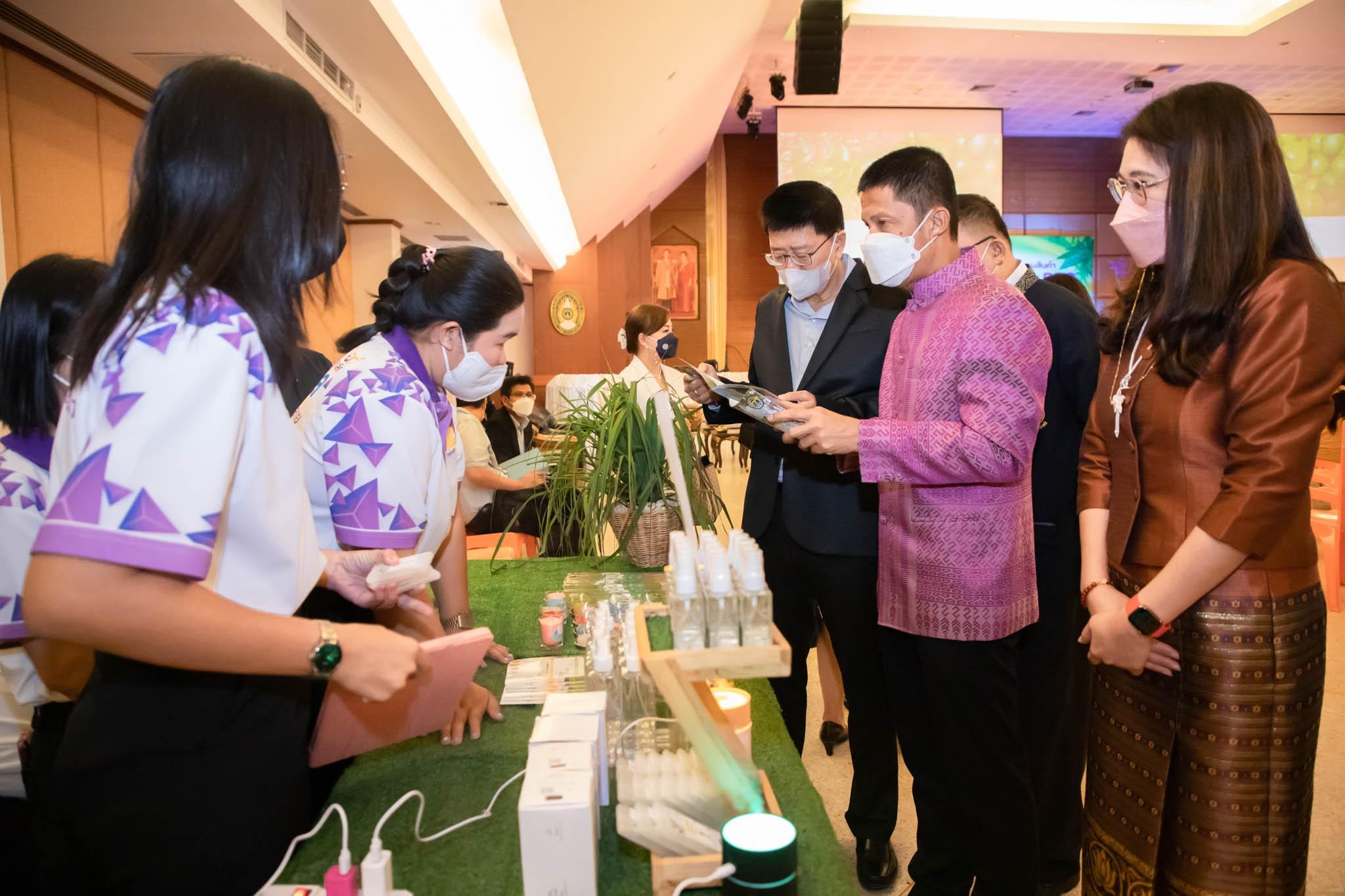 พช.กำแพงเพชร ร่วมพิธีเปิดนิทรรศการ “มหกรรมสินค้า U2T for BCG”