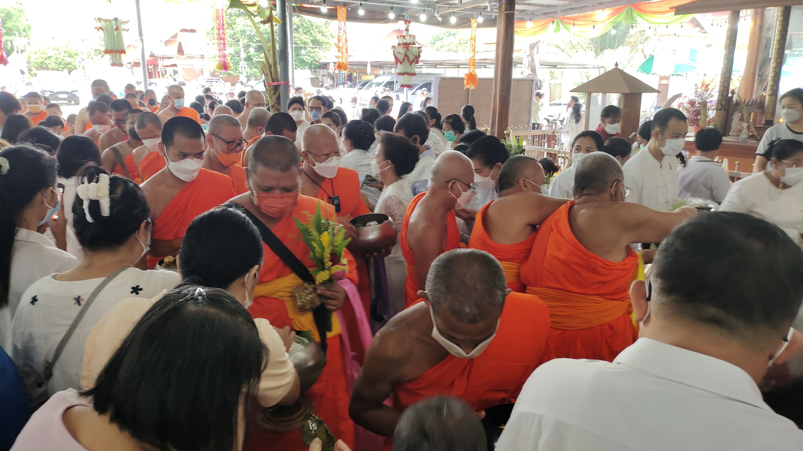 พช.กำแพงเพชร ร่วมสืบสานประเพณีโบราณทำบุญใส่บาตรข้าวต้มลูกโยน พร้อมนำขนมกระยาสารทและกล้วยไข่ถวายพระสงฆ์ เนื่องในเทศกาลสารทไทย