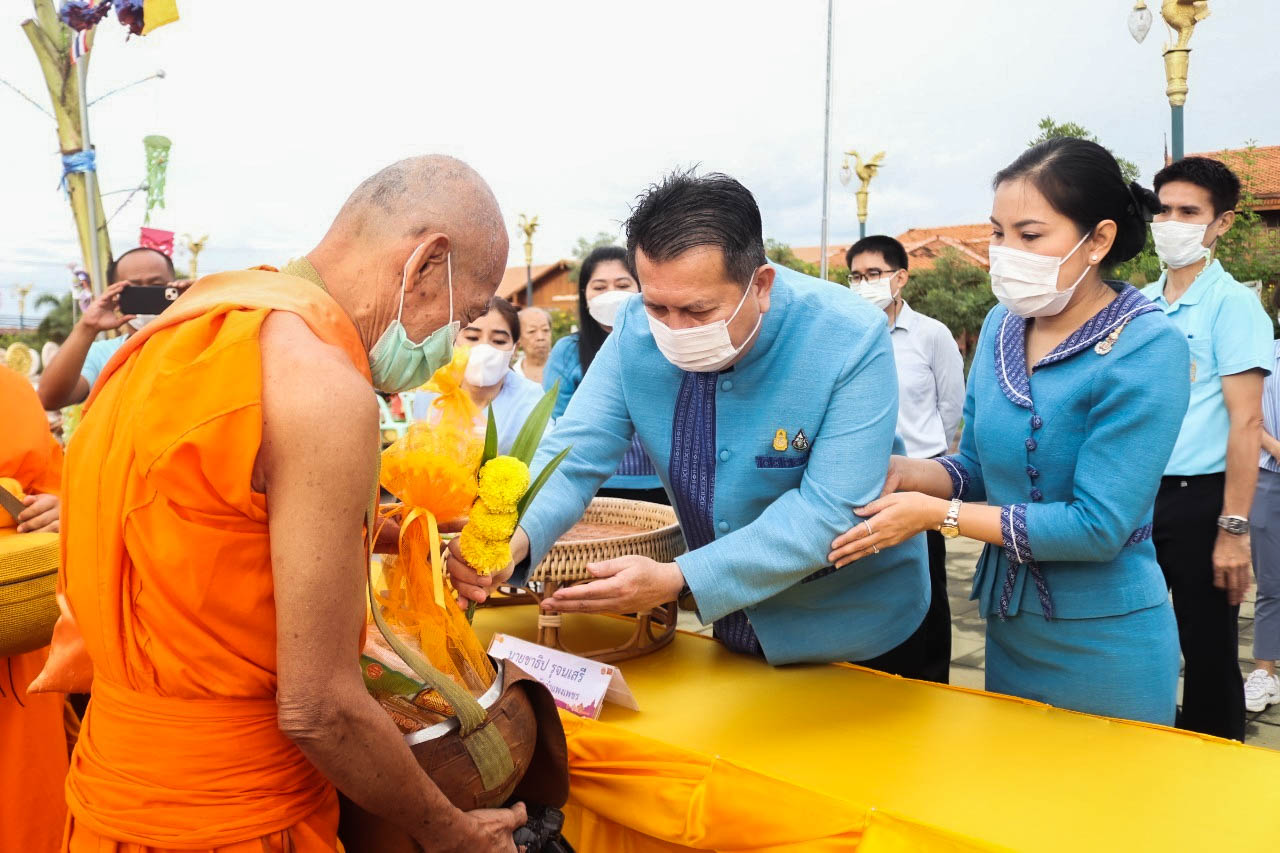 พช.กำแพงเพชร ร่วมพิธีทำบุญตักบาตร และฟังเทศน์ บทพระธรรมเทศนาเฉลิมพระบารมีใน “อุภินนมัตถจรกถา” เฉลิมพระบารมีสมเด็จพระนางเจ้าสิริกิติ์ พระบรมราชินีนาถ พระบรมราชชนนีพันปีหลวง