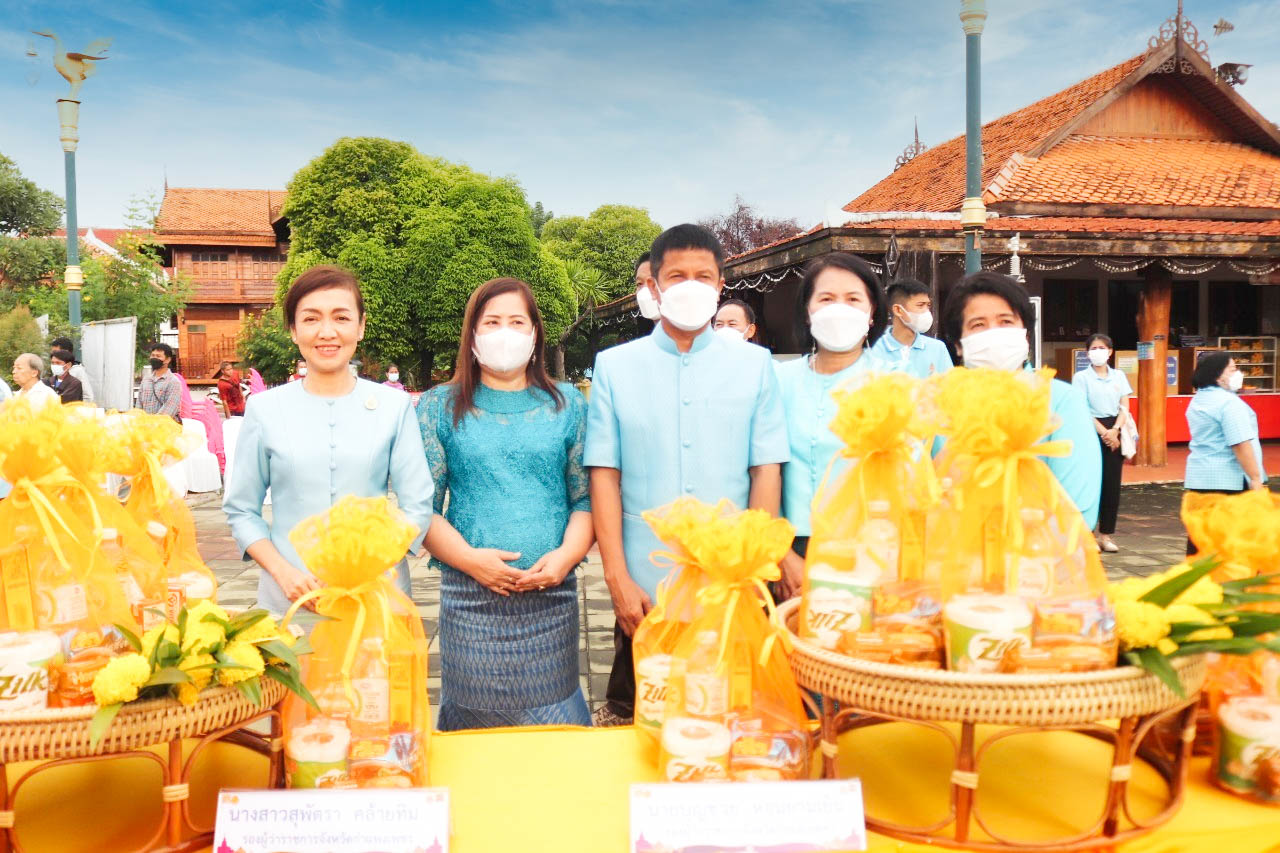 พช.กำแพงเพชร ร่วมพิธีทำบุญตักบาตร และฟังเทศน์ บทพระธรรมเทศนาเฉลิมพระบารมีใน “อุภินนมัตถจรกถา” เฉลิมพระบารมีสมเด็จพระนางเจ้าสิริกิติ์ พระบรมราชินีนาถ พระบรมราชชนนีพันปีหลวง