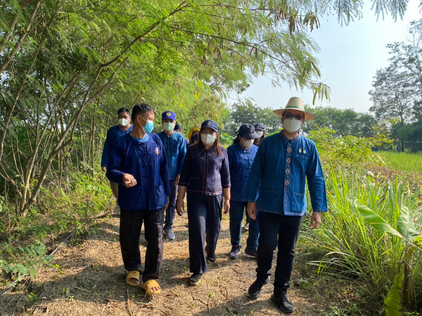 ผู้ตรวจราชการกรมการพัฒนาชุมชน ร่วมกิจกรรมเอามื้อสามัคคี โคก หนอง นา โมเดล จังหวัดกำแพงเพชร