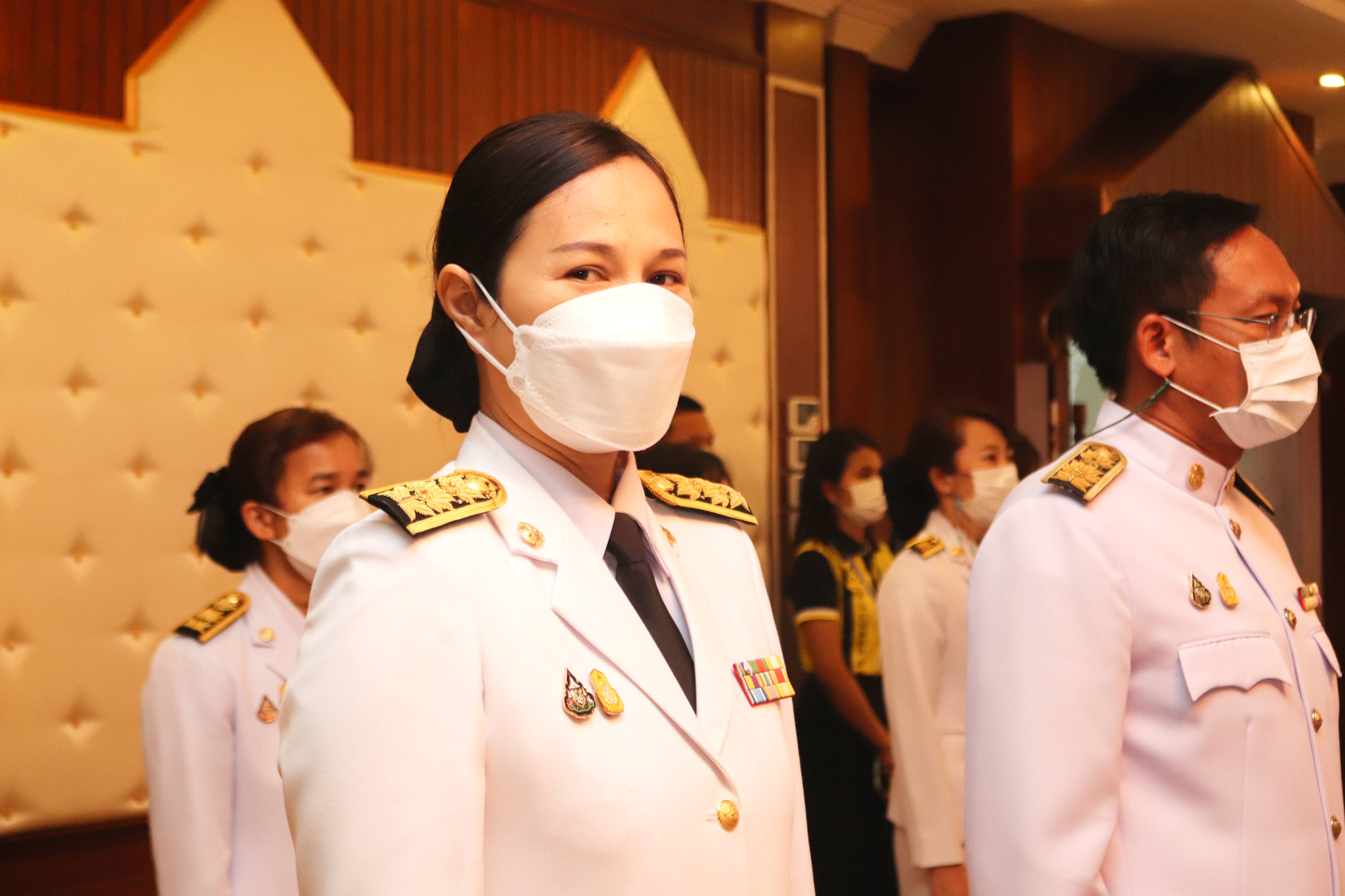 พช.กำแพงเพชร ร่วมพิธีรับมอบสเปรย์แอลกฮอล์พระราชทาน และผ้าไตร ให้กับนายอำเภอ