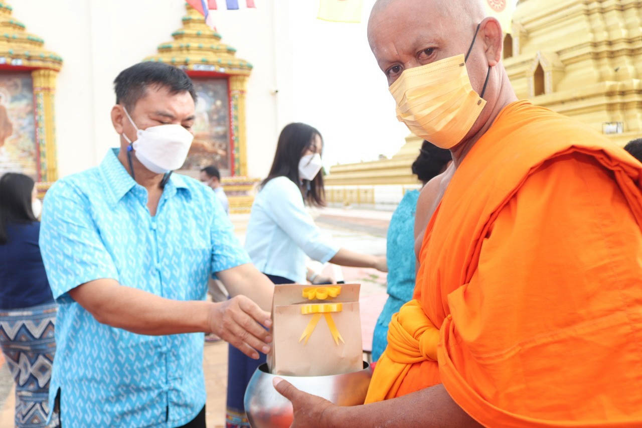 พช.กำแพงเพชร ร่วมพิธีทำบุญตักบาตร และฟังเทศน์ บทพระธรรมเทศนาเฉลิมพระบารมีใน “อุภินนมัตถจรกถา” เฉลิมพระบารมีสมเด็จพระนางเจ้าสิริกิติ์ พระบรมราชินีนาถ พระบรมราชชนนีพันปีหลวง