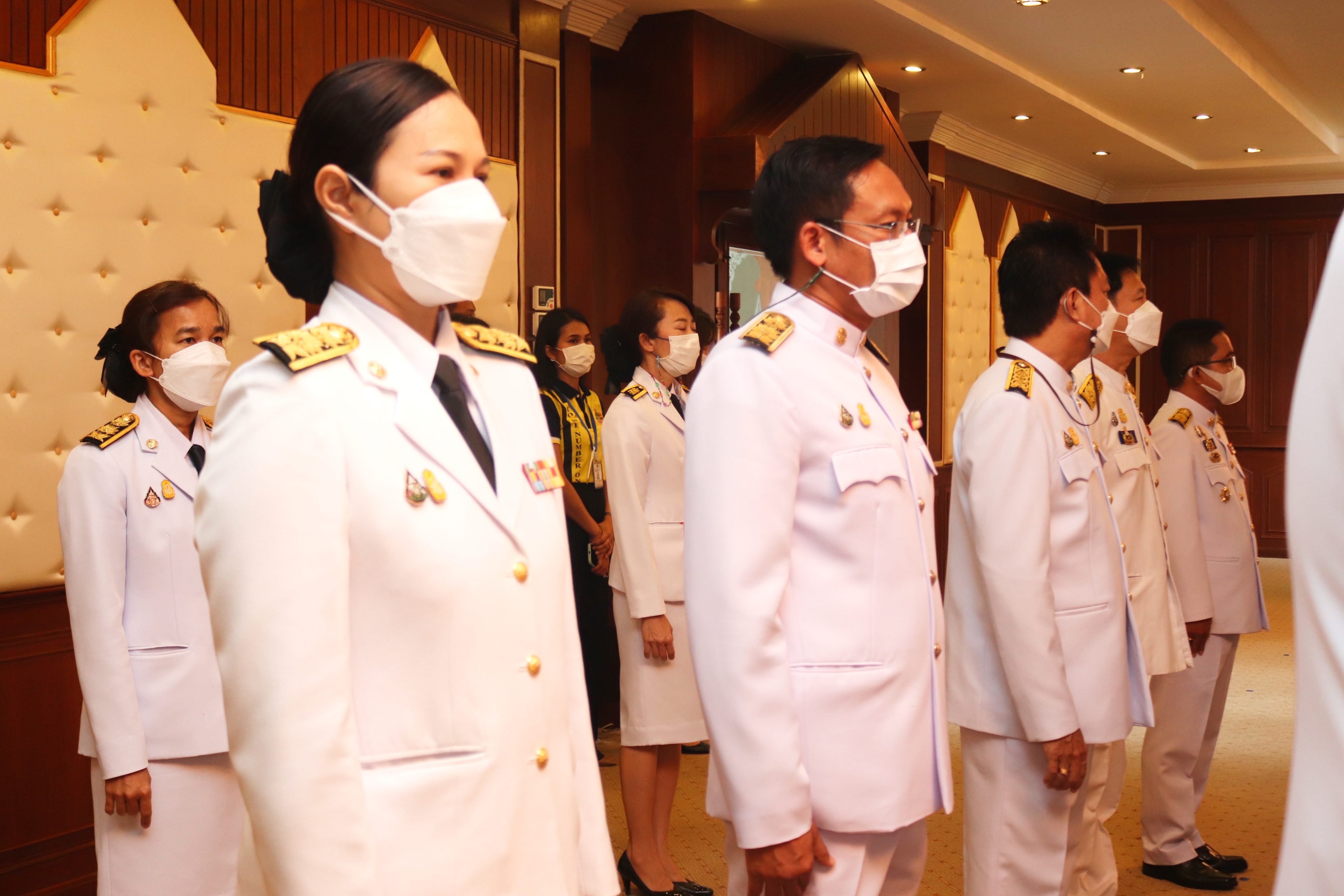 พช.กำแพงเพชร ร่วมพิธีรับมอบสเปรย์แอลกฮอล์พระราชทาน และผ้าไตร ให้กับนายอำเภอ
