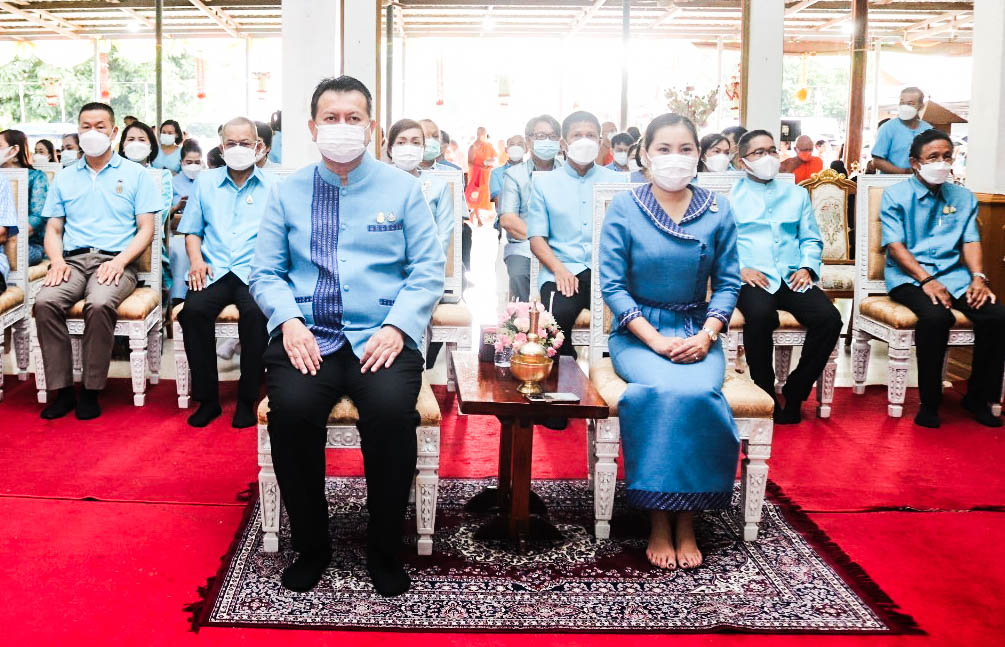 พช.กำแพงเพชร ร่วมพิธีทำบุญตักบาตร และฟังเทศน์ บทพระธรรมเทศนาเฉลิมพระบารมีใน “อุภินนมัตถจรกถา” เฉลิมพระบารมีสมเด็จพระนางเจ้าสิริกิติ์ พระบรมราชินีนาถ พระบรมราชชนนีพันปีหลวง