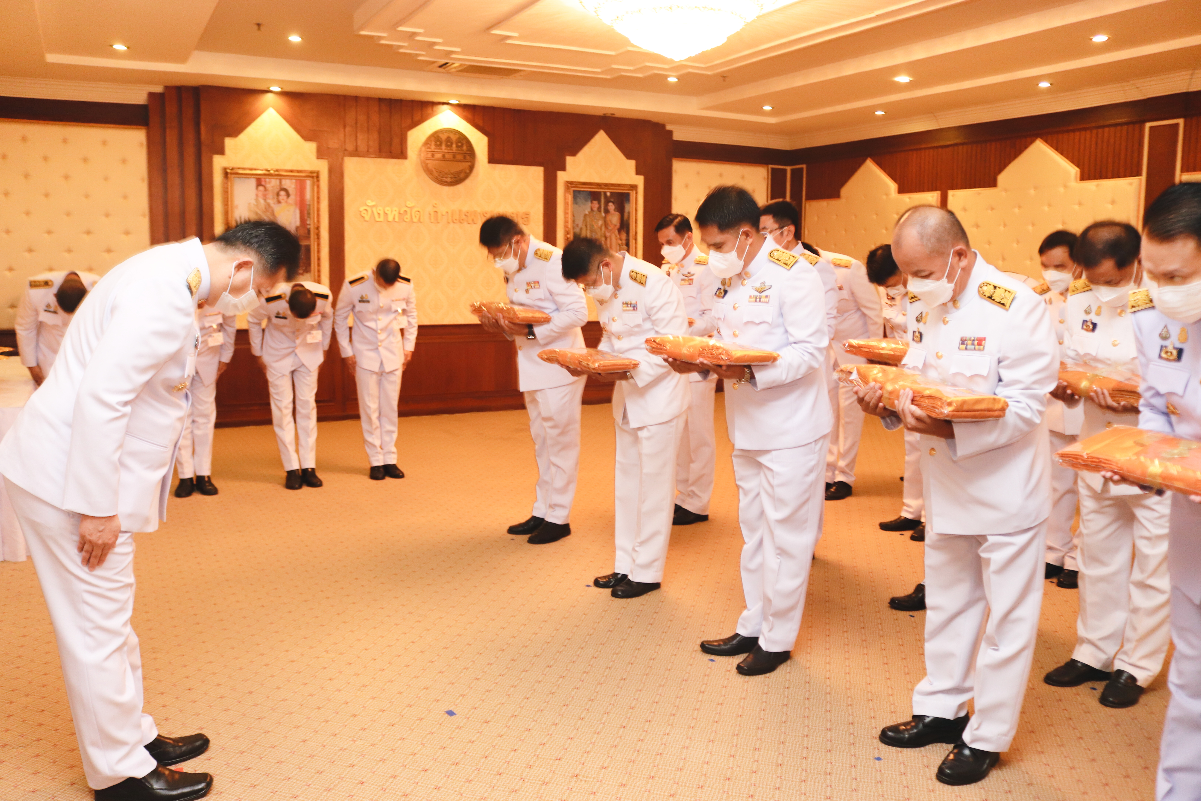 พช.กำแพงเพชร ร่วมพิธีรับมอบสเปรย์แอลกฮอล์พระราชทาน และผ้าไตร ให้กับนายอำเภอ
