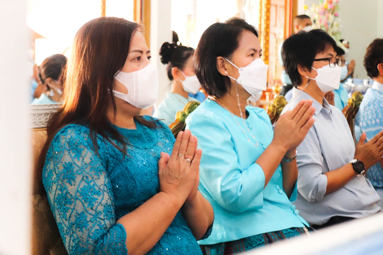 พช.กำแพงเพชร ร่วมพิธีทำบุญตักบาตร และฟังเทศน์ บทพระธรรมเทศนาเฉลิมพระบารมีใน “อุภินนมัตถจรกถา” เฉลิมพระบารมีสมเด็จพระนางเจ้าสิริกิติ์ พระบรมราชินีนาถ พระบรมราชชนนีพันปีหลวง