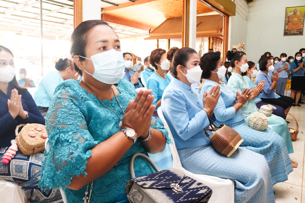 พช.กำแพงเพชร ร่วมพิธีทำบุญตักบาตร และฟังเทศน์ บทพระธรรมเทศนาเฉลิมพระบารมีใน “อุภินนมัตถจรกถา” เฉลิมพระบารมีสมเด็จพระนางเจ้าสิริกิติ์ พระบรมราชินีนาถ พระบรมราชชนนีพันปีหลวง