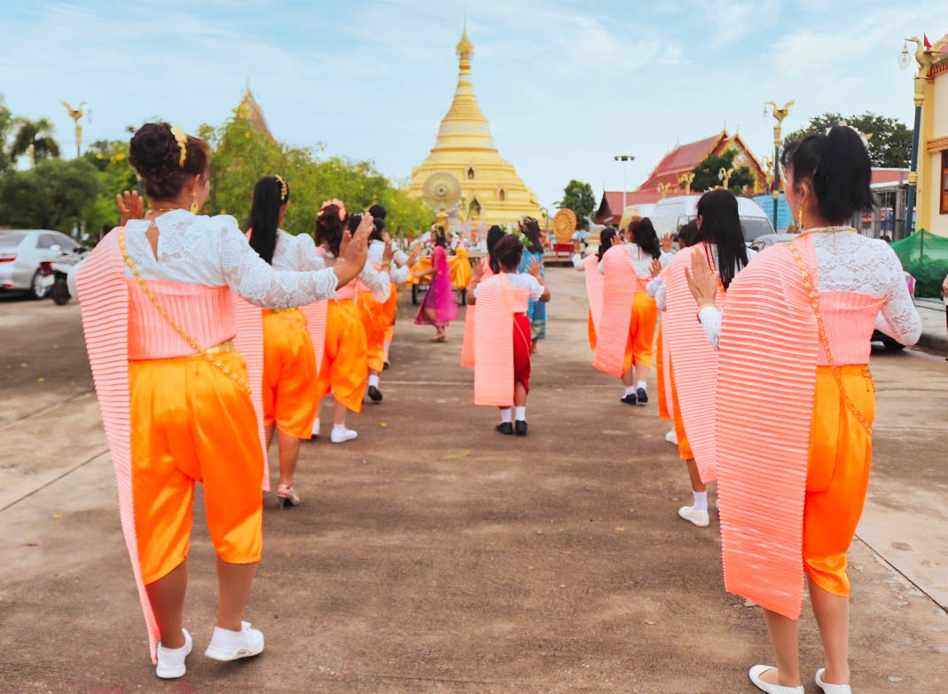 พช.กำแพงเพชร ร่วมพิธีทำบุญตักบาตร และฟังเทศน์ บทพระธรรมเทศนาเฉลิมพระบารมีใน “อุภินนมัตถจรกถา” เฉลิมพระบารมีสมเด็จพระนางเจ้าสิริกิติ์ พระบรมราชินีนาถ พระบรมราชชนนีพันปีหลวง
