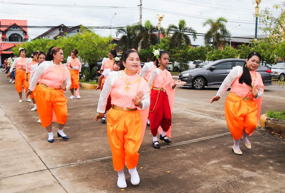 พช.กำแพงเพชร ร่วมพิธีทำบุญตักบาตร และฟังเทศน์ บทพระธรรมเทศนาเฉลิมพระบารมีใน “อุภินนมัตถจรกถา” เฉลิมพระบารมีสมเด็จพระนางเจ้าสิริกิติ์ พระบรมราชินีนาถ พระบรมราชชนนีพันปีหลวง