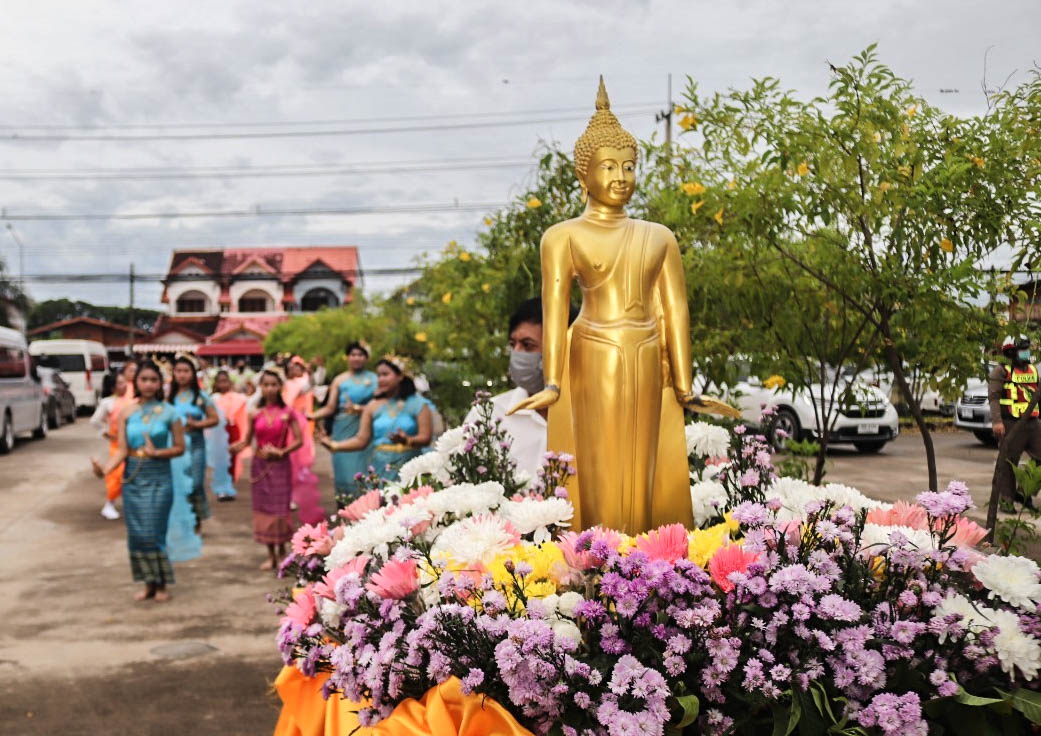 พช.กำแพงเพชร ร่วมพิธีทำบุญตักบาตร และฟังเทศน์ บทพระธรรมเทศนาเฉลิมพระบารมีใน “อุภินนมัตถจรกถา” เฉลิมพระบารมีสมเด็จพระนางเจ้าสิริกิติ์ พระบรมราชินีนาถ พระบรมราชชนนีพันปีหลวง