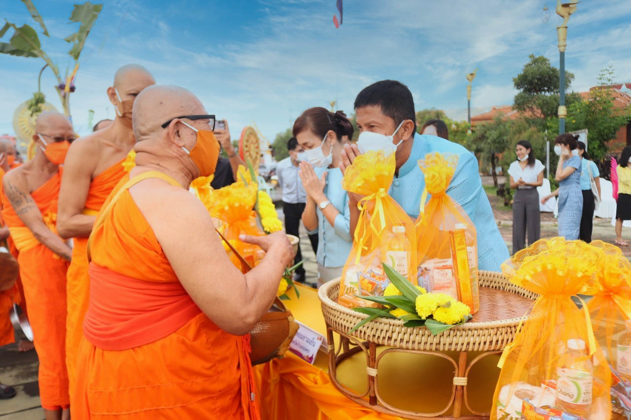 พช.กำแพงเพชร ร่วมพิธีทำบุญตักบาตร และฟังเทศน์ บทพระธรรมเทศนาเฉลิมพระบารมีใน “อุภินนมัตถจรกถา” เฉลิมพระบารมีสมเด็จพระนางเจ้าสิริกิติ์ พระบรมราชินีนาถ พระบรมราชชนนีพันปีหลวง
