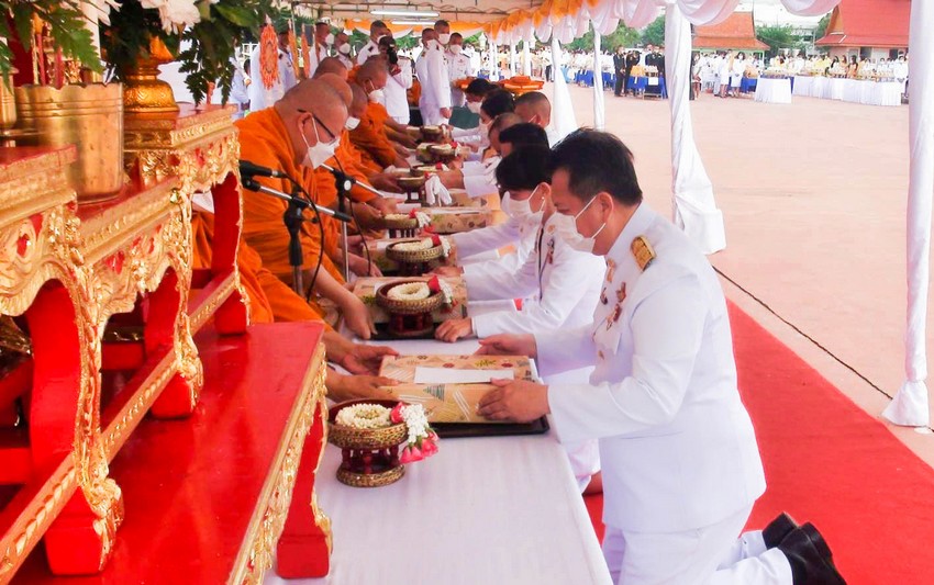 พช.กำแพงเพชร ร่วมพิธีทำบุญตักบาตรและพิธีสวดพระพุทธมนต์ถวายพระราชกุศลเนื่องในวันคล้ายวันสวรรคตพระบาทสมเด็จพระบรมชนกาธิเบศร มหาภูมิพลอดุลยเดชมหาราช บรมนาถบพิตร