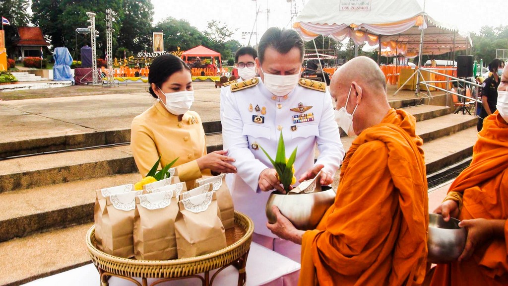 พช.กำแพงเพชร ร่วมพิธีทำบุญตักบาตรและพิธีสวดพระพุทธมนต์ถวายพระราชกุศลเนื่องในวันคล้ายวันสวรรคตพระบาทสมเด็จพระบรมชนกาธิเบศร มหาภูมิพลอดุลยเดชมหาราช บรมนาถบพิตร