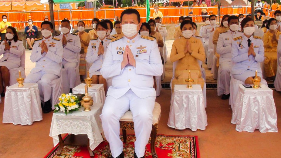 พช.กำแพงเพชร ร่วมพิธีทำบุญตักบาตรและพิธีสวดพระพุทธมนต์ถวายพระราชกุศลเนื่องในวันคล้ายวันสวรรคตพระบาทสมเด็จพระบรมชนกาธิเบศร มหาภูมิพลอดุลยเดชมหาราช บรมนาถบพิตร