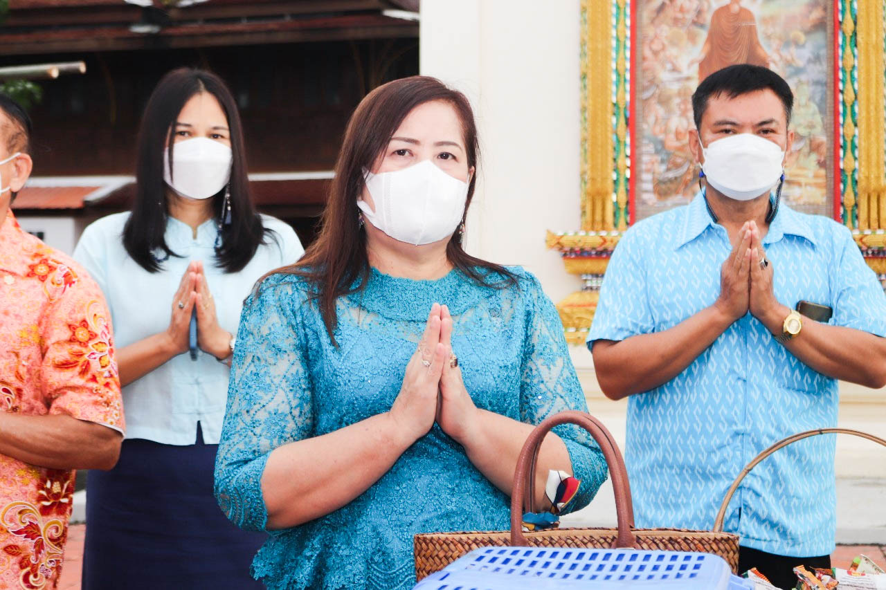 พช.กำแพงเพชร ร่วมพิธีทำบุญตักบาตร และฟังเทศน์ บทพระธรรมเทศนาเฉลิมพระบารมีใน “อุภินนมัตถจรกถา” เฉลิมพระบารมีสมเด็จพระนางเจ้าสิริกิติ์ พระบรมราชินีนาถ พระบรมราชชนนีพันปีหลวง