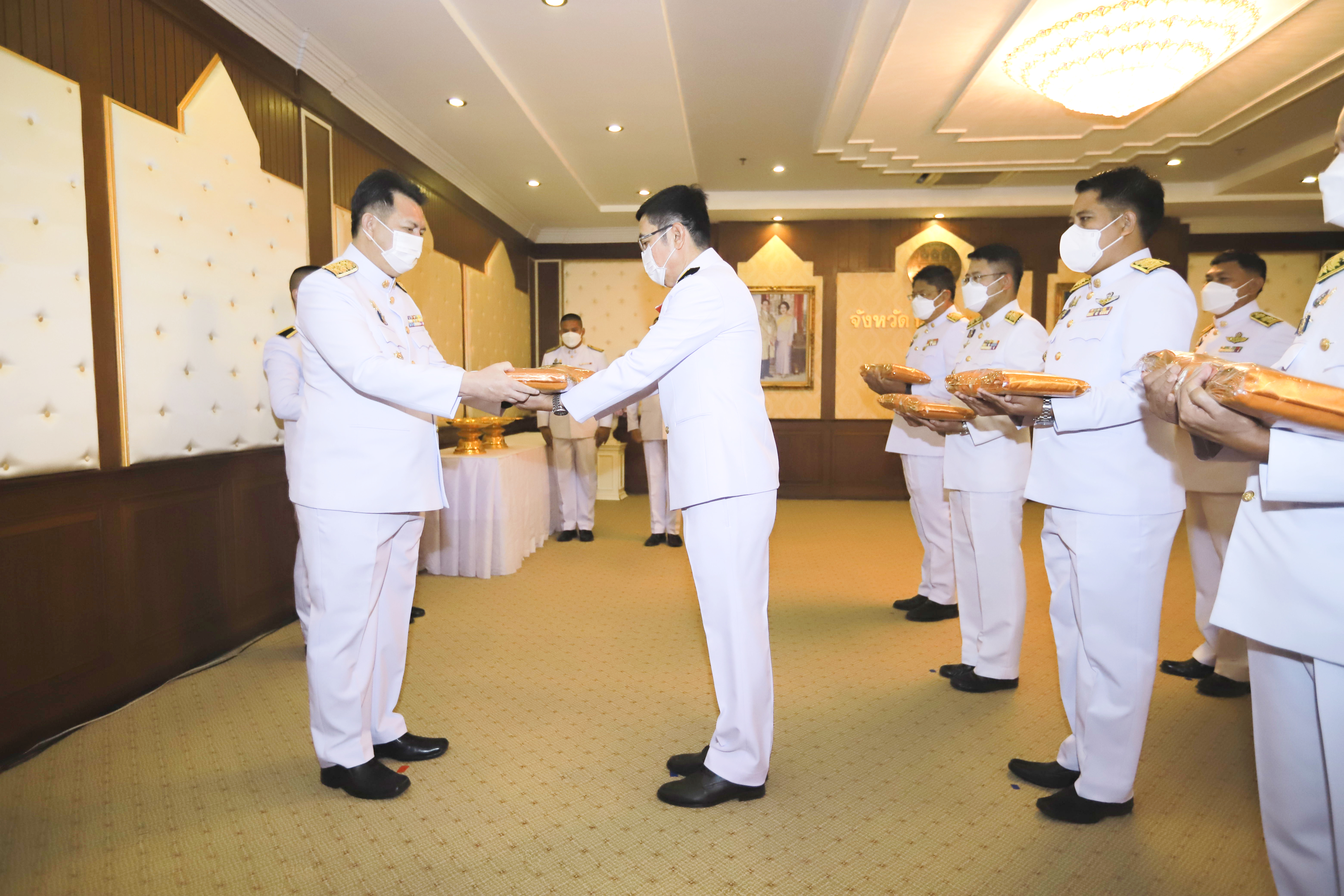 พช.กำแพงเพชร ร่วมพิธีรับมอบสเปรย์แอลกฮอล์พระราชทาน และผ้าไตร ให้กับนายอำเภอ