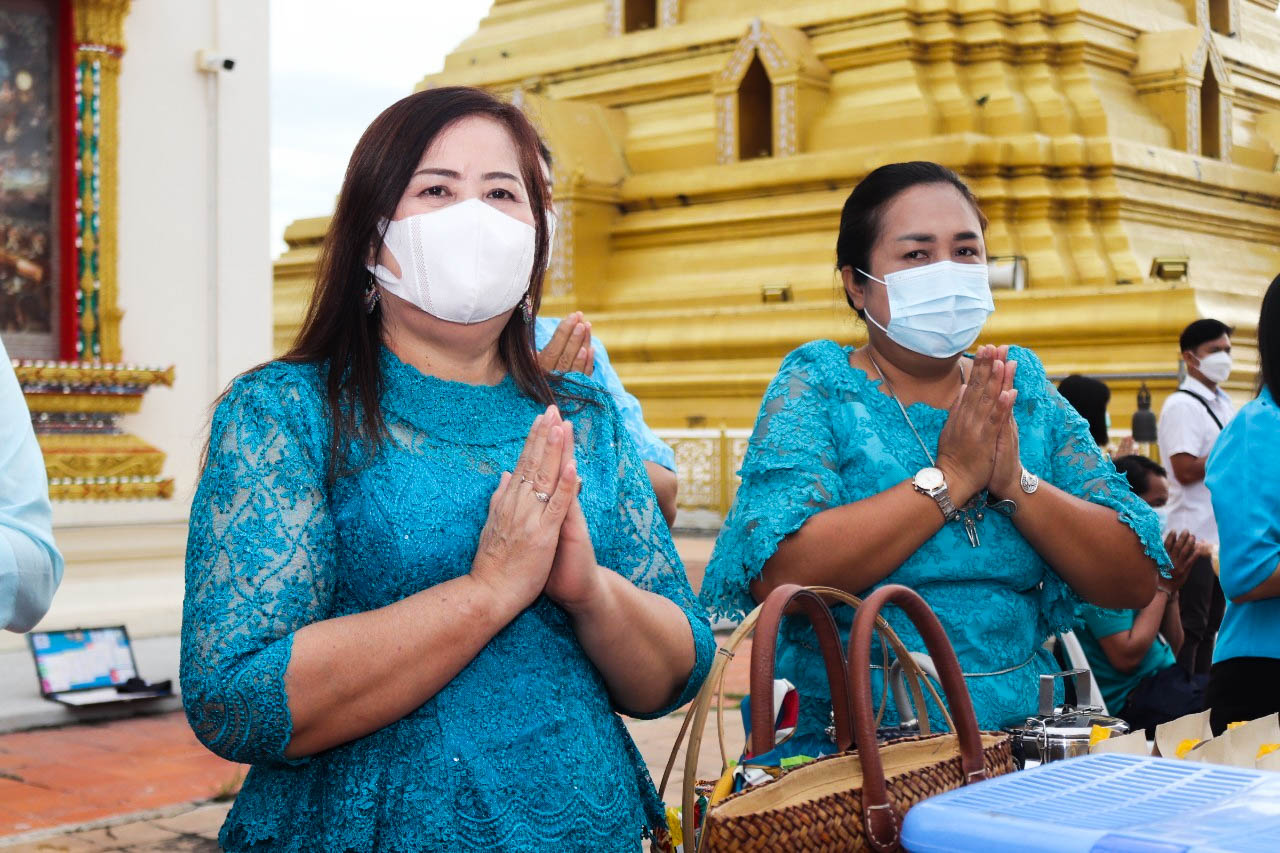 พช.กำแพงเพชร ร่วมพิธีทำบุญตักบาตร และฟังเทศน์ บทพระธรรมเทศนาเฉลิมพระบารมีใน “อุภินนมัตถจรกถา” เฉลิมพระบารมีสมเด็จพระนางเจ้าสิริกิติ์ พระบรมราชินีนาถ พระบรมราชชนนีพันปีหลวง