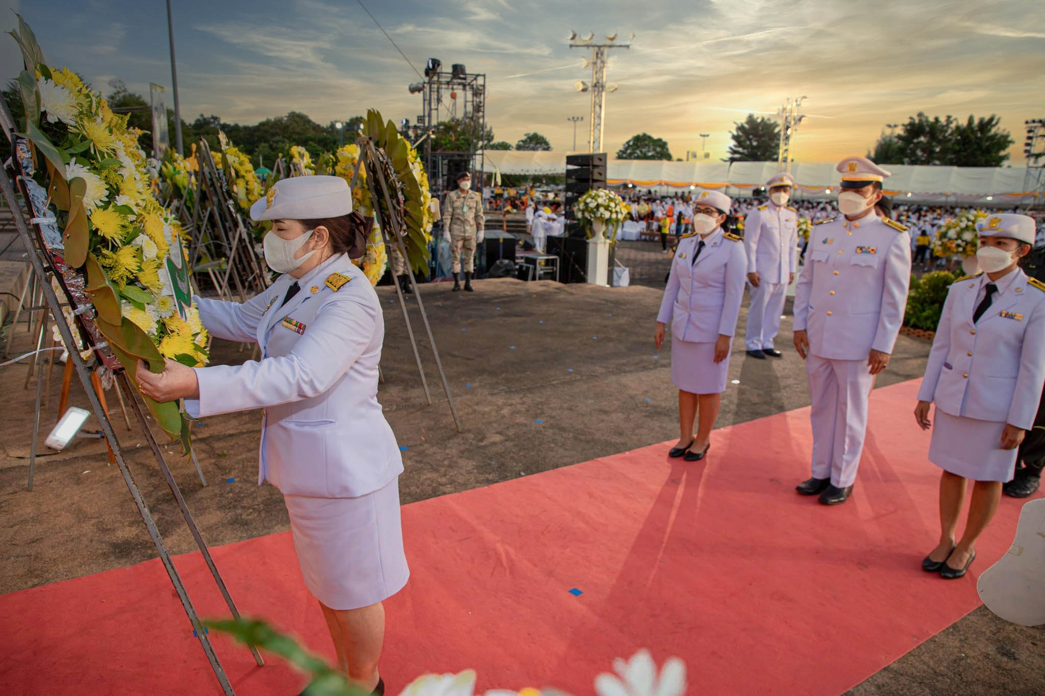 พช.กำแพงเพชร ร่วมพิธีวางพวงมาลา น้อมรำลึกในพระมหากรุณาธิคุณ เนื่องในวันคล้ายวันสวรรคต รัชกาลที่ 9