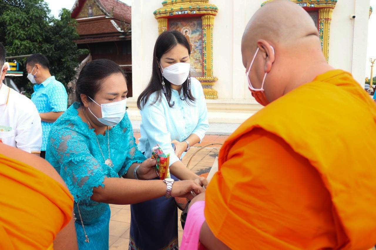 พช.กำแพงเพชร ร่วมพิธีทำบุญตักบาตร และฟังเทศน์ บทพระธรรมเทศนาเฉลิมพระบารมีใน “อุภินนมัตถจรกถา” เฉลิมพระบารมีสมเด็จพระนางเจ้าสิริกิติ์ พระบรมราชินีนาถ พระบรมราชชนนีพันปีหลวง