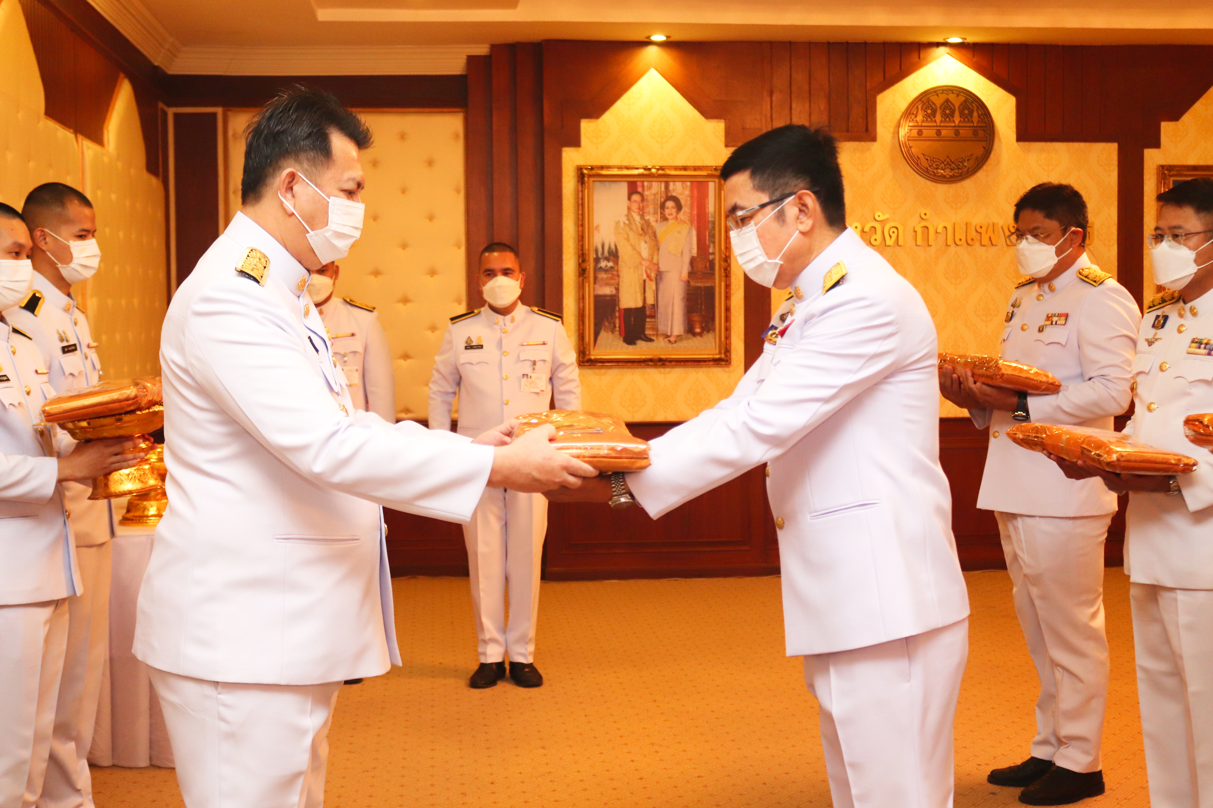พช.กำแพงเพชร ร่วมพิธีรับมอบสเปรย์แอลกฮอล์พระราชทาน และผ้าไตร ให้กับนายอำเภอ