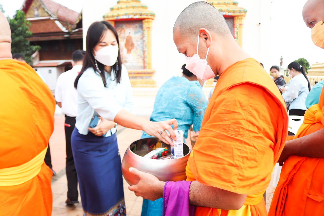 พช.กำแพงเพชร ร่วมพิธีทำบุญตักบาตร และฟังเทศน์ บทพระธรรมเทศนาเฉลิมพระบารมีใน “อุภินนมัตถจรกถา” เฉลิมพระบารมีสมเด็จพระนางเจ้าสิริกิติ์ พระบรมราชินีนาถ พระบรมราชชนนีพันปีหลวง