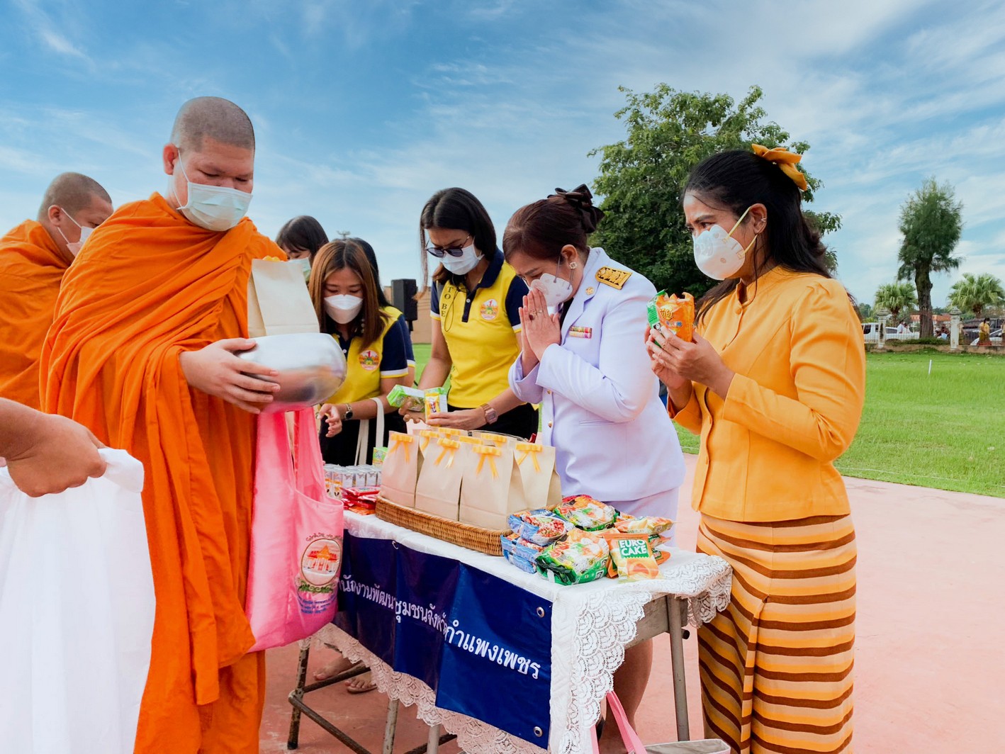 พช.กำแพงเพชร ร่วมพิธีทำบุญตักบาตรและพิธีสวดพระพุทธมนต์ถวายพระราชกุศลเนื่องในวันคล้ายวันสวรรคตพระบาทสมเด็จพระบรมชนกาธิเบศร มหาภูมิพลอดุลยเดชมหาราช บรมนาถบพิตร
