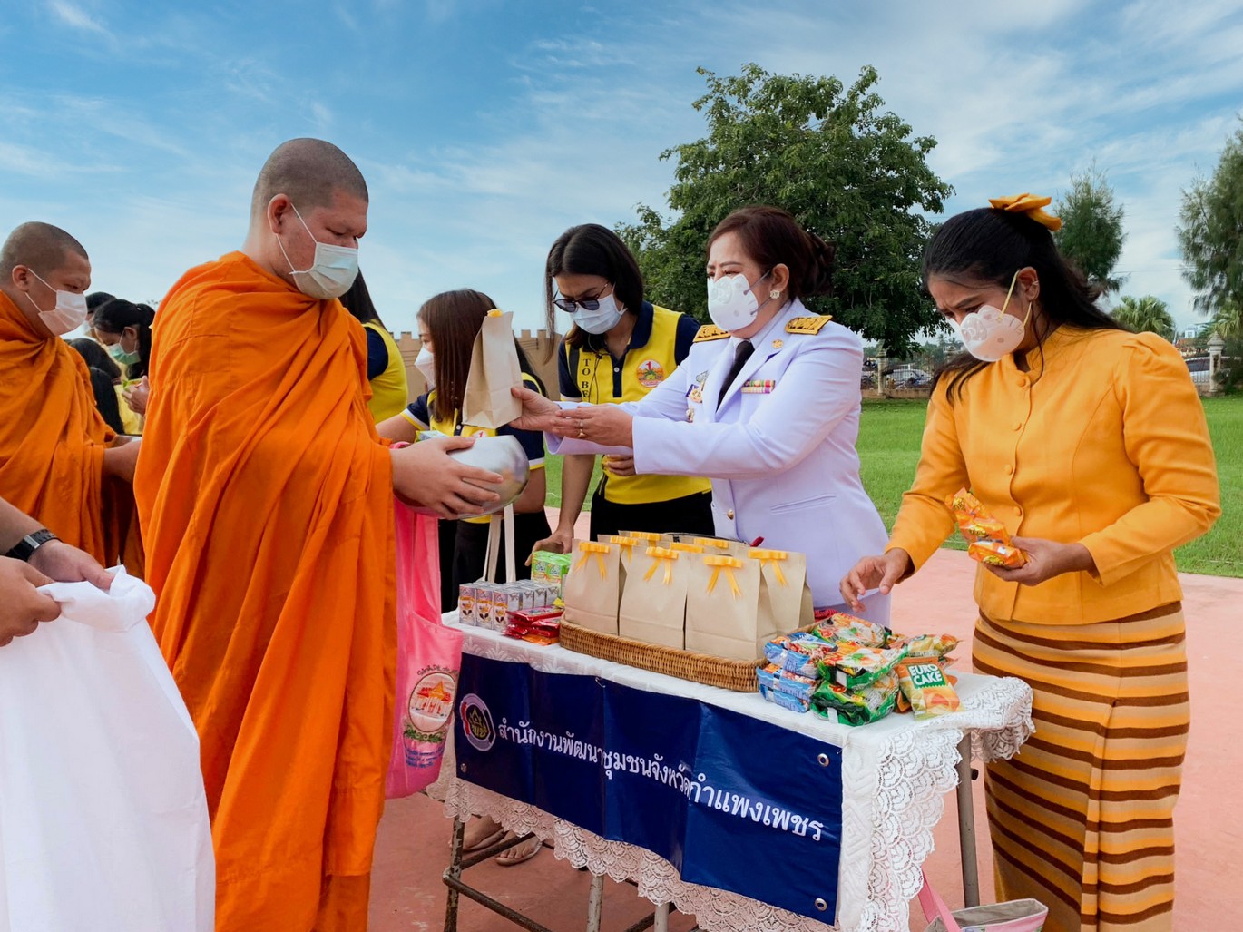 พช.กำแพงเพชร ร่วมพิธีทำบุญตักบาตรและพิธีสวดพระพุทธมนต์ถวายพระราชกุศลเนื่องในวันคล้ายวันสวรรคตพระบาทสมเด็จพระบรมชนกาธิเบศร มหาภูมิพลอดุลยเดชมหาราช บรมนาถบพิตร