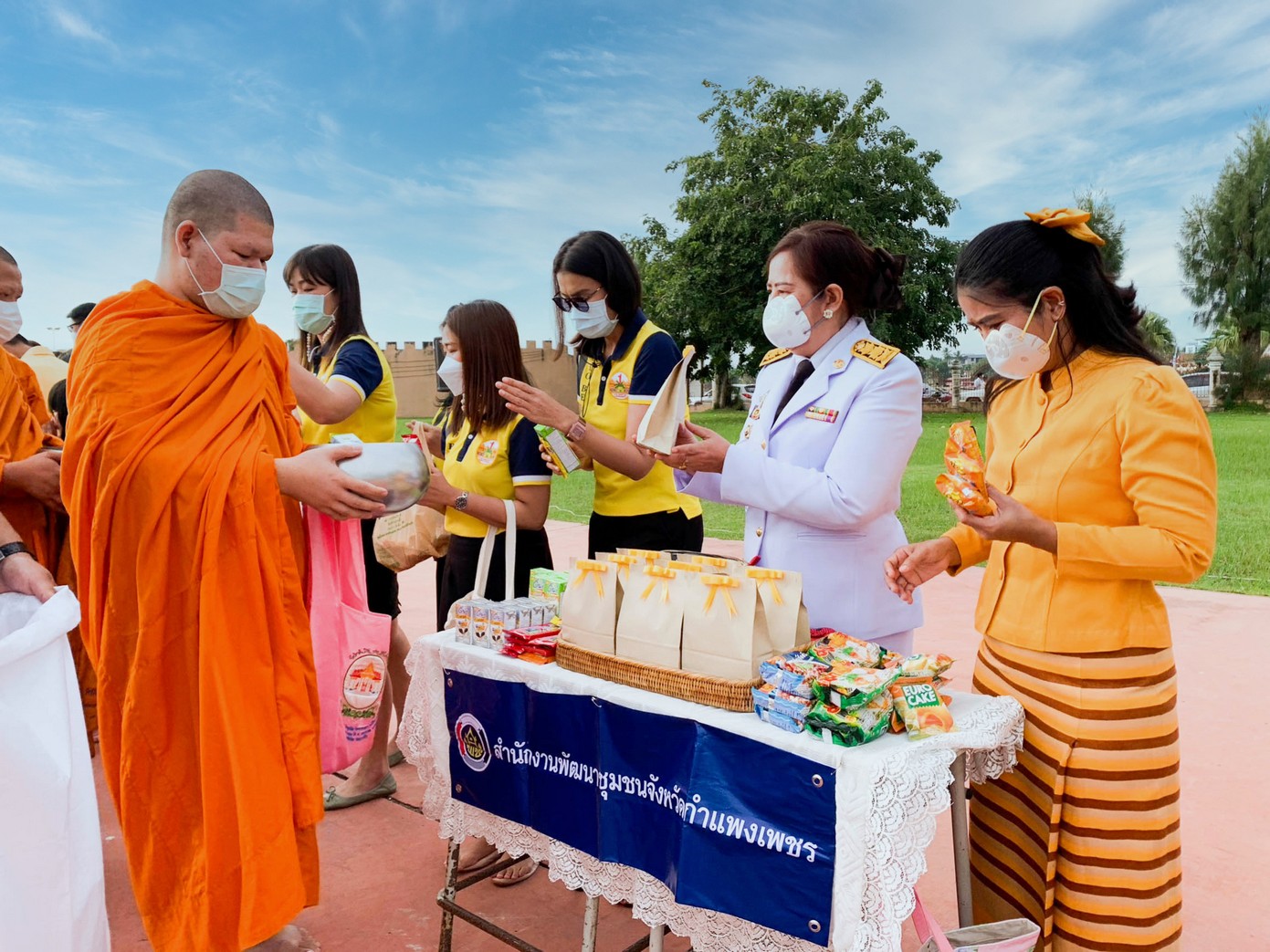 พช.กำแพงเพชร ร่วมพิธีทำบุญตักบาตรและพิธีสวดพระพุทธมนต์ถวายพระราชกุศลเนื่องในวันคล้ายวันสวรรคตพระบาทสมเด็จพระบรมชนกาธิเบศร มหาภูมิพลอดุลยเดชมหาราช บรมนาถบพิตร