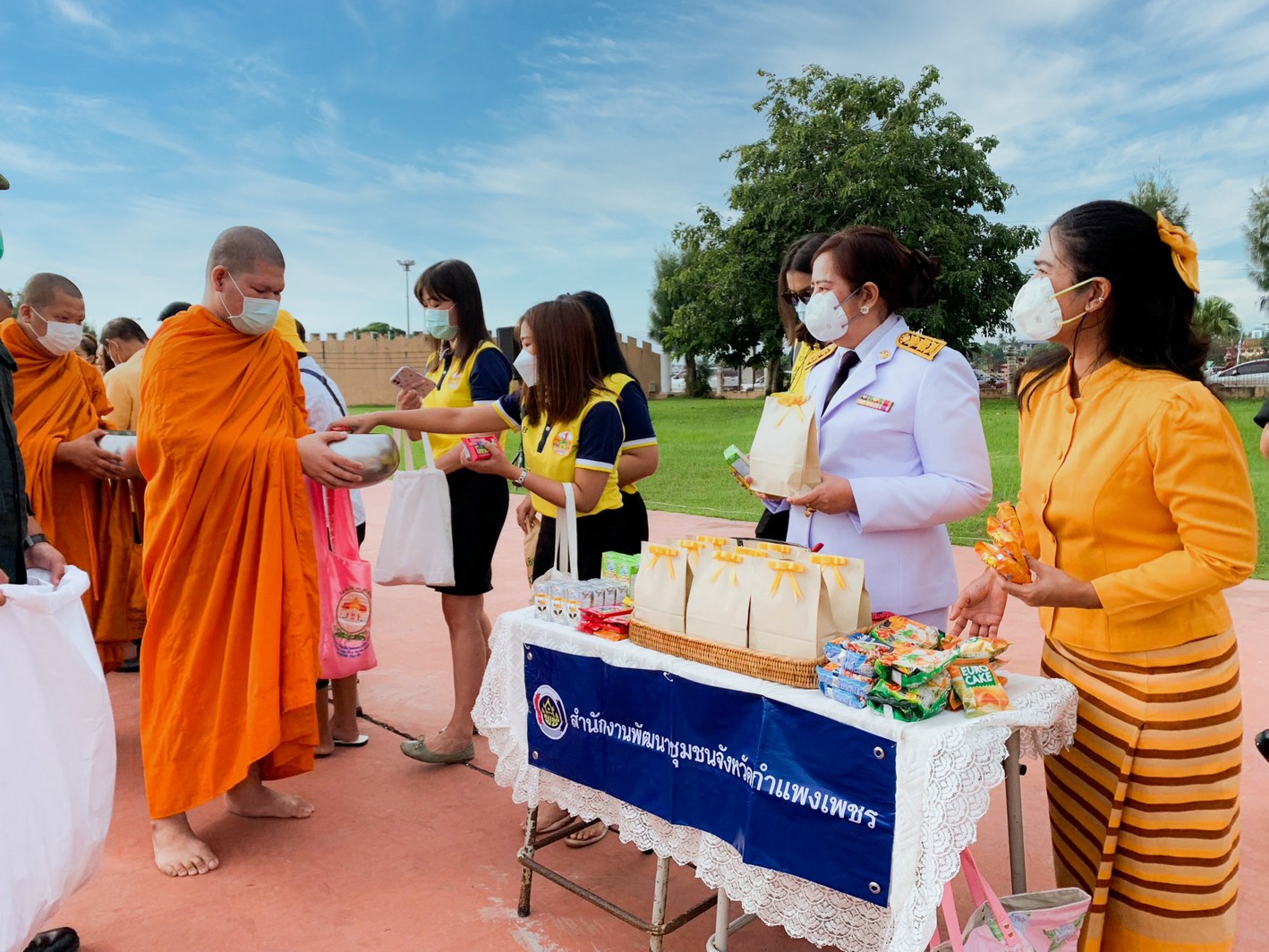 พช.กำแพงเพชร ร่วมพิธีทำบุญตักบาตรและพิธีสวดพระพุทธมนต์ถวายพระราชกุศลเนื่องในวันคล้ายวันสวรรคตพระบาทสมเด็จพระบรมชนกาธิเบศร มหาภูมิพลอดุลยเดชมหาราช บรมนาถบพิตร