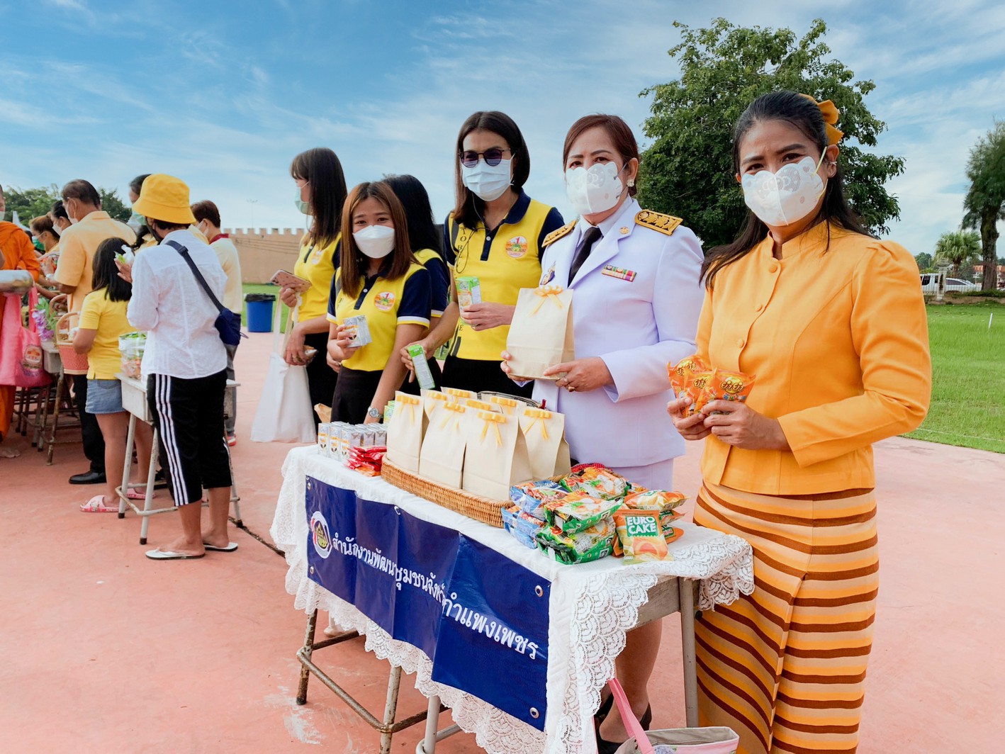 พช.กำแพงเพชร ร่วมพิธีทำบุญตักบาตรและพิธีสวดพระพุทธมนต์ถวายพระราชกุศลเนื่องในวันคล้ายวันสวรรคตพระบาทสมเด็จพระบรมชนกาธิเบศร มหาภูมิพลอดุลยเดชมหาราช บรมนาถบพิตร