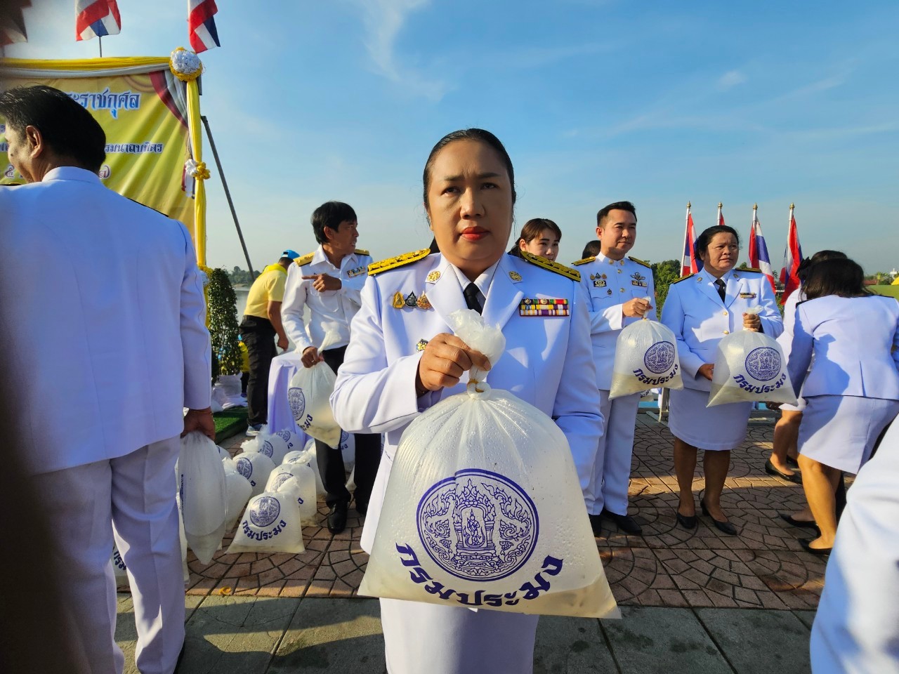 พช.กำแพงเพชร ร่วมกิจกรรมเนื่องในเนื่องในวันคล้ายวันพระบรมราชสมภพ พระบาทสมเด็จพระบรมชนกาธิเบศร มหาภูมิพลอดุลยเดชมหาราช บรมนาถบพิตร วันชาติ และวันพ่อแห่งชาติ 5 ธันวาคม