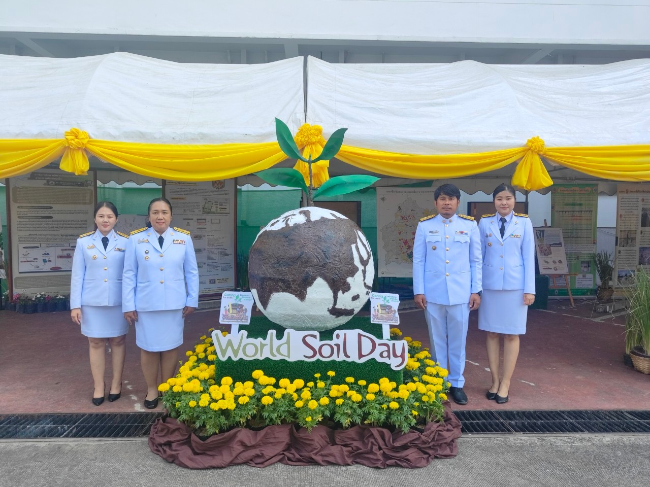พช.กำแพงเพชร ร่วมกิจกรรมเนื่องในเนื่องในวันคล้ายวันพระบรมราชสมภพ พระบาทสมเด็จพระบรมชนกาธิเบศร มหาภูมิพลอดุลยเดชมหาราช บรมนาถบพิตร วันชาติ และวันพ่อแห่งชาติ 5 ธันวาคม
