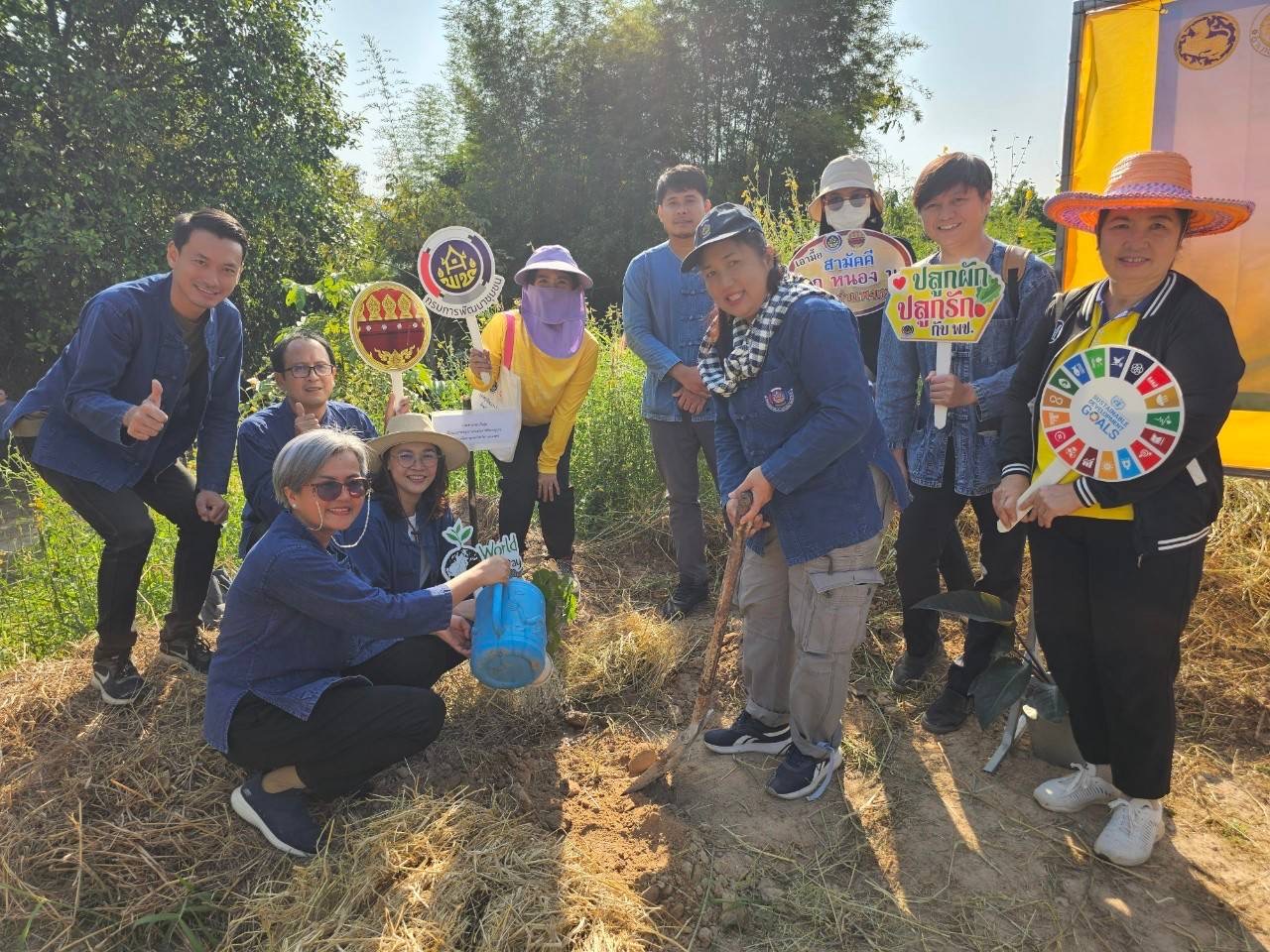 🌾🌻พช.กำแพงเพชร จัดกิจกรรมเอามื้อสามัคคี ทำความดี ถวายเป็นพระราชกุศล และจัดกิจกรรมวันดินโลก 2567